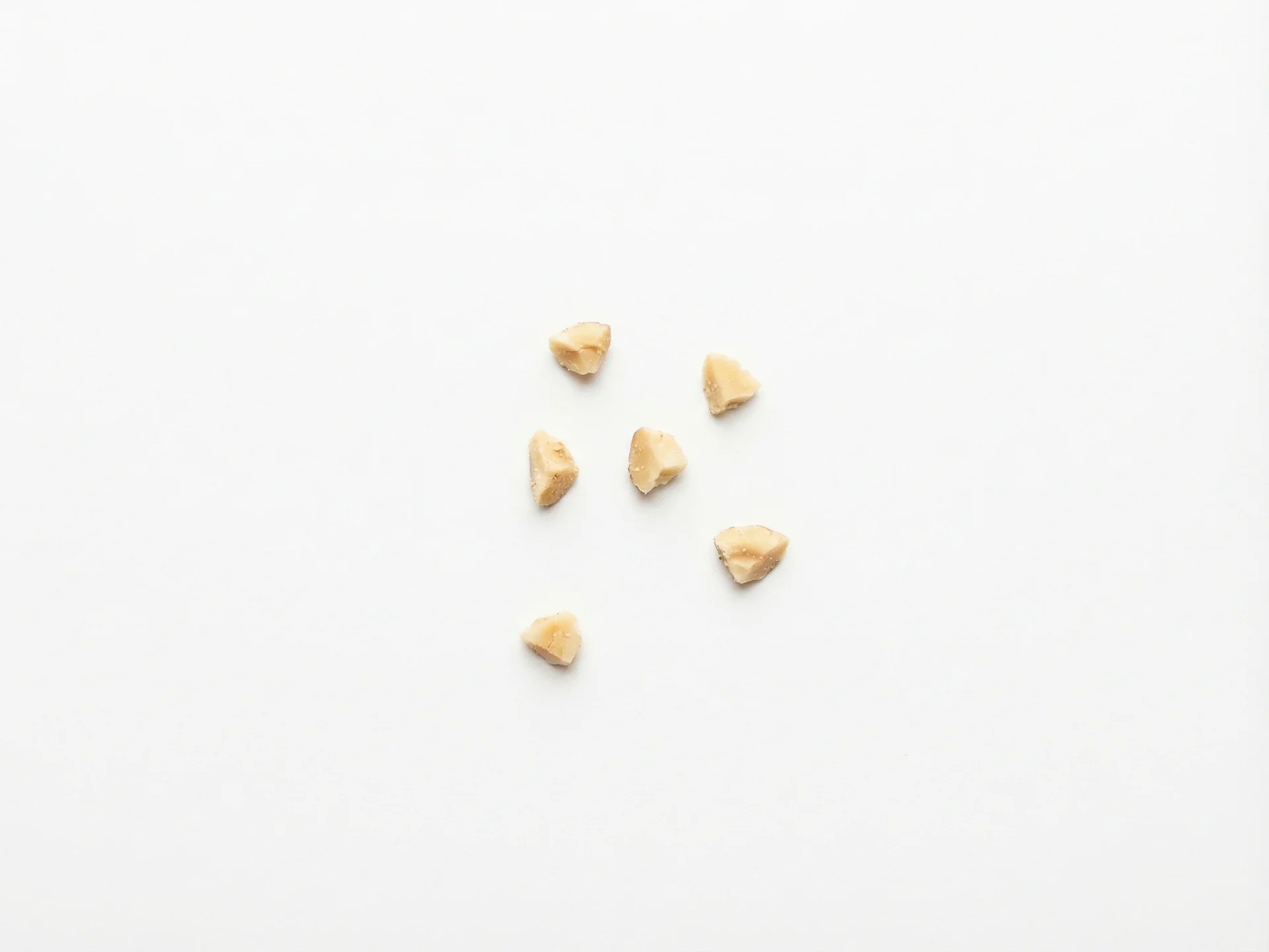 Voor peuters van 18 maanden en ouder kun je zeer fijngehakte amandelen introduceren, gemengd in voedingsmiddelen zoals yoghurt of havermout, maar blijf hele noten vermijden. Amandelpasta kan iets dikker worden gesmeerd, en amandelmeel kan worden gebruikt in gebak met meer textuur.