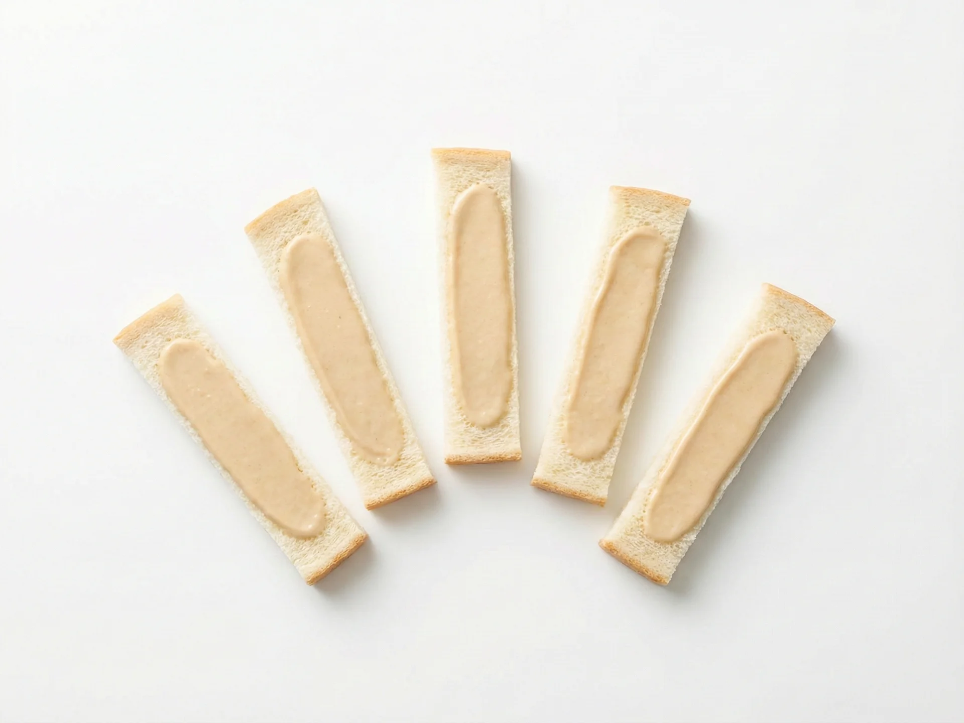 Voor baby's van 6-9 maanden verdun je amandelpasta met moedermelk, flesvoeding of water tot een dunne, yoghurtachtige consistentie om verstikking te voorkomen en het slikken te vergemakkelijken. Smeer een dun laagje op zachte, gemakkelijk vast te houden voedingsmiddelen zoals toastreepjes of bananenplakjes, of meng het door havermout of yoghurt.
