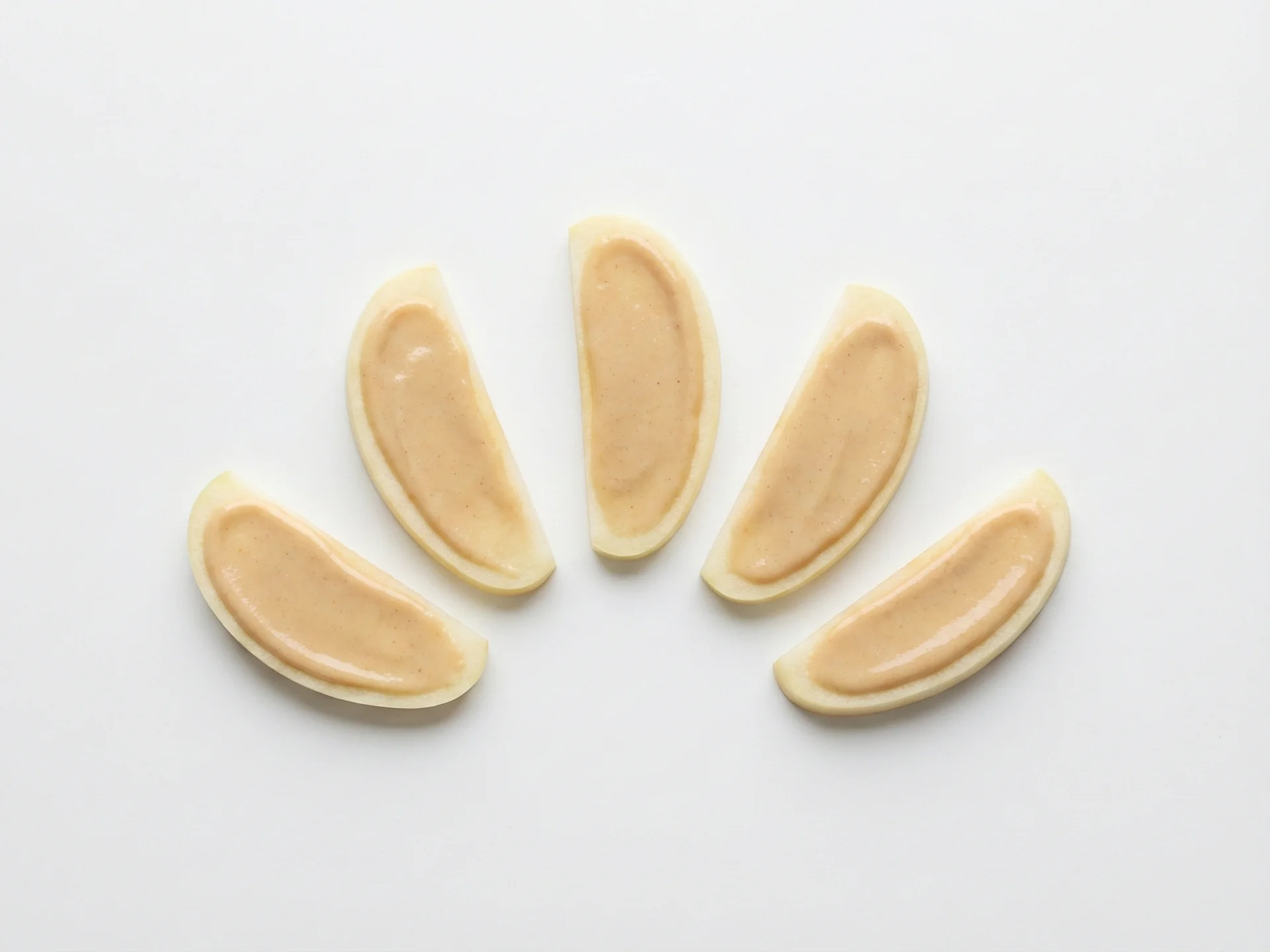Voor baby's van 9 maanden en ouder kun je amandelpasta aanbieden met een iets dikkere consistentie naarmate hun kauwvaardigheden verbeteren. Smeer het op crackers, pannenkoeken of appelplakjes, of gebruik het als dip voor zachte vruchten en groenten. Blijf grote klonten vermijden om het verstikkingsrisico te verminderen.