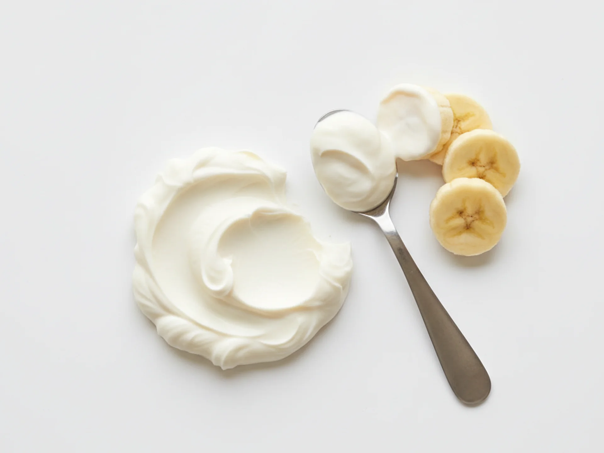 Serveer gewone, ongezoete amandelyoghurt in een dikke, schepbare consistentie. Bied het aan op een vooraf geladen lepel of laat je baby hun vingers of zachte voedingsmiddelen zoals bananenschijfjes erin dippen. Vermijd waterige texturen om rommel te verminderen en gemakkelijk hanteren te garanderen.