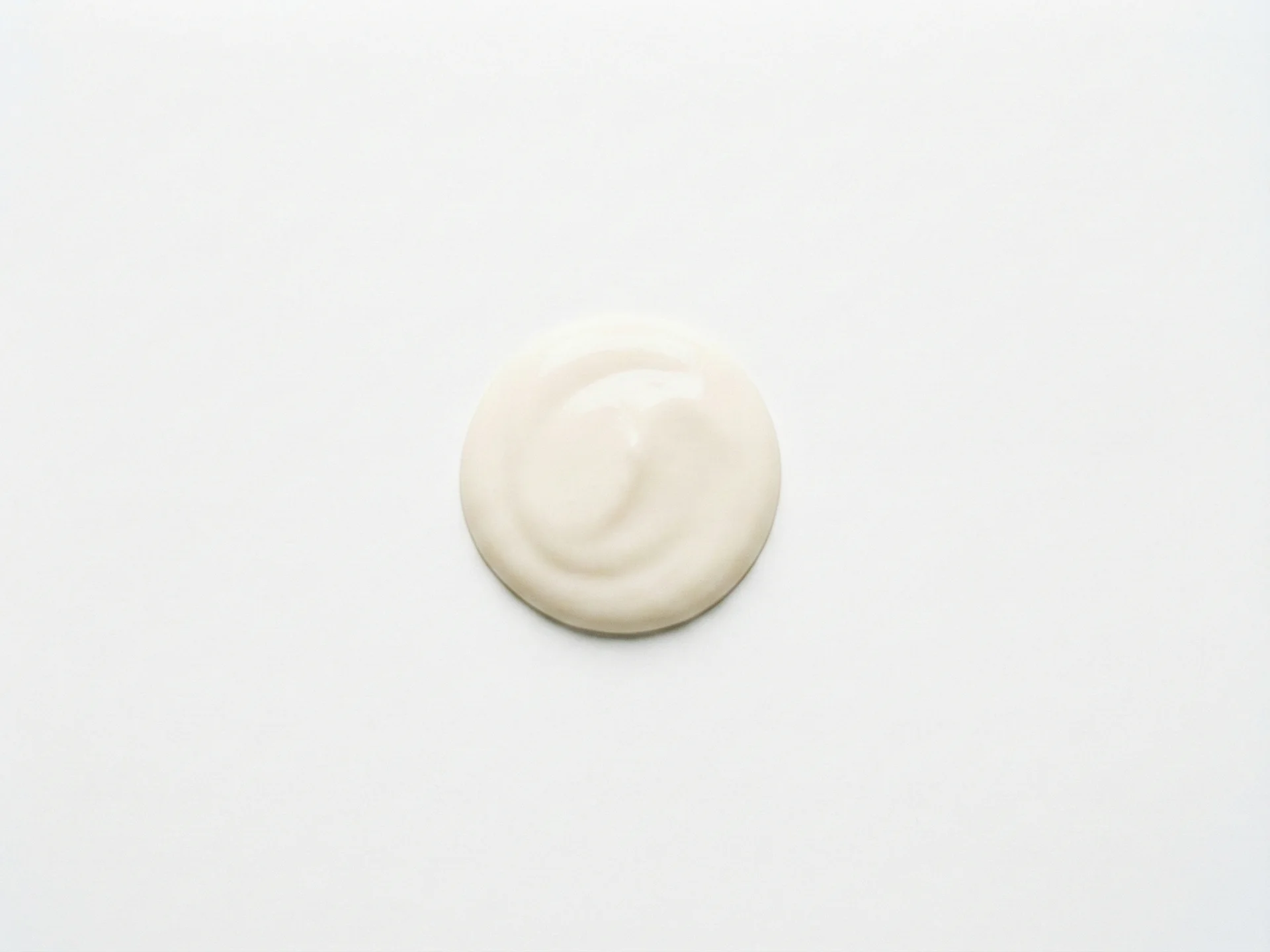 Naarmate je baby betere kauwvaardigheden ontwikkelt, kun je amandelyoghurt aanbieden als dip voor stevigere voedingsmiddelen of het mengen in havermout of smoothies. Je kunt ook lichte variaties introduceren, zoals het toevoegen van een snufje kaneel voor smaak, maar houd het simpel en vermijd honing tot na 12 maanden.