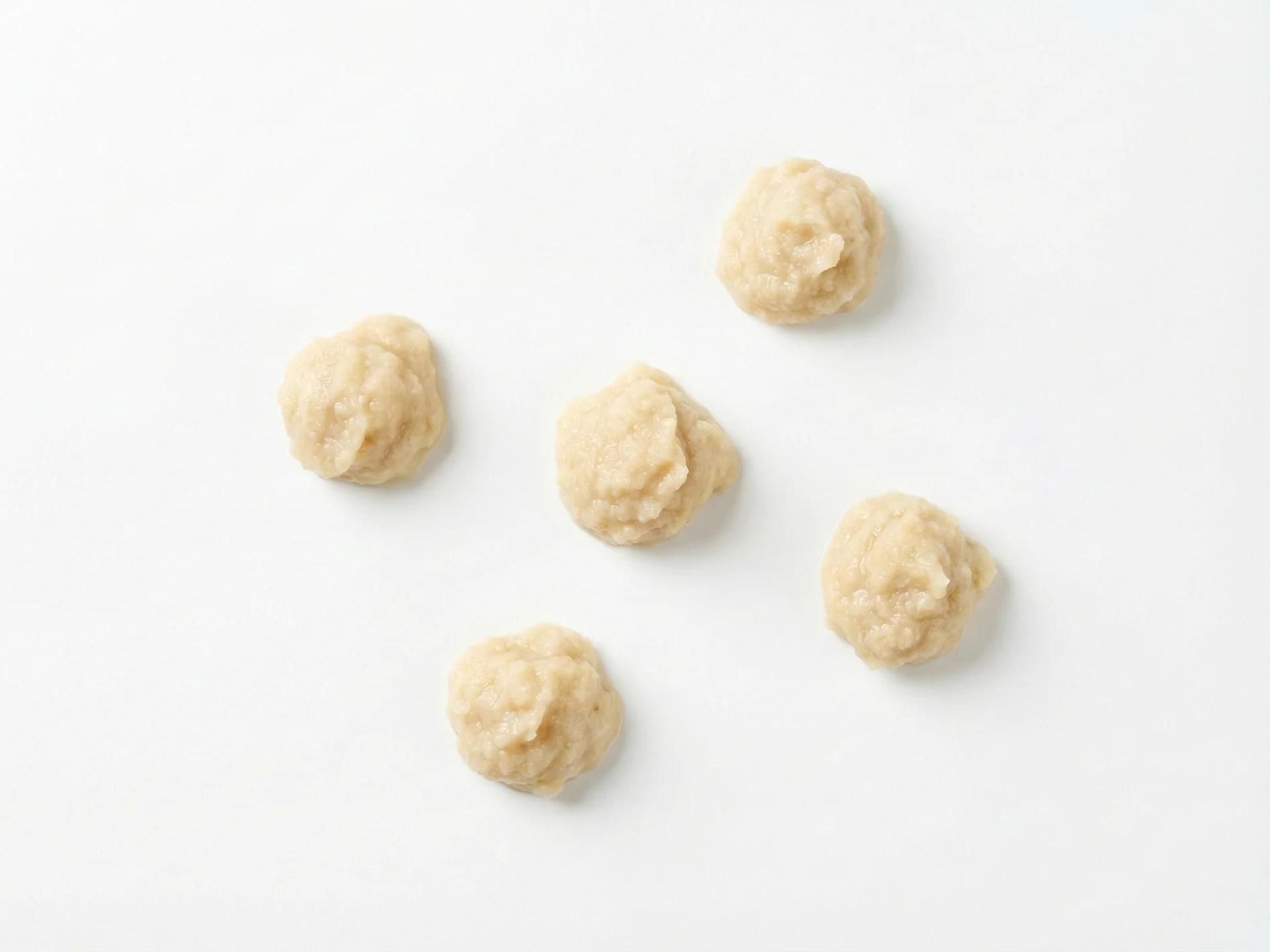 Voor baby's van 9-12 maanden: prak graatloze, velvrije ansjovis tot een gladde pasta of hak ze fijn in kleine, zachte stukjes. Meng met gepureerde groenten of granen voor een hanteerbare textuur die gemakkelijk met vingers of een lepel op te pakken is.