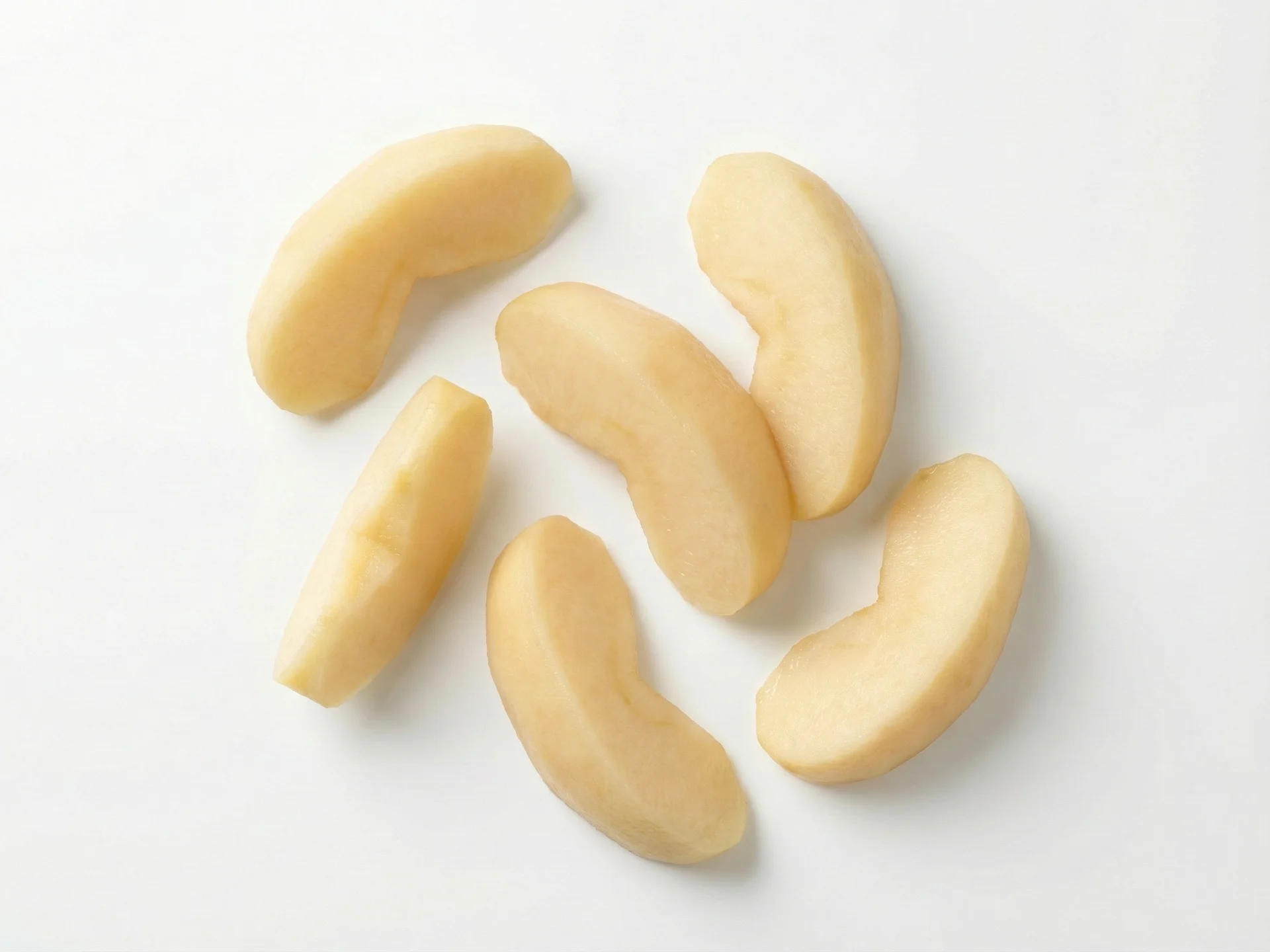 Kook appels tot ze heel zacht zijn door te stomen, koken of roosteren, snijd ze dan in grote, grijpbare partjes of repen (ongeveer zo groot als twee volwassen vingers). Zo kunnen baby's ze veilig vasthouden en erop sabbelen terwijl ze texturen verkennen.