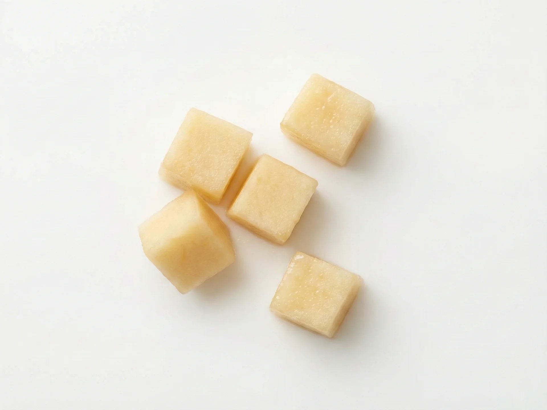 Bied zachte, gekookte appelplakjes (met of zonder schil) of geraspte rauwe appel aan voor meer textuurvariatie. Snijd in kleinere, hapklare stukjes (ongeveer 1/2 inch blokjes) naarmate baby's de pincetgreep en betere kauwvaardigheden ontwikkelen.