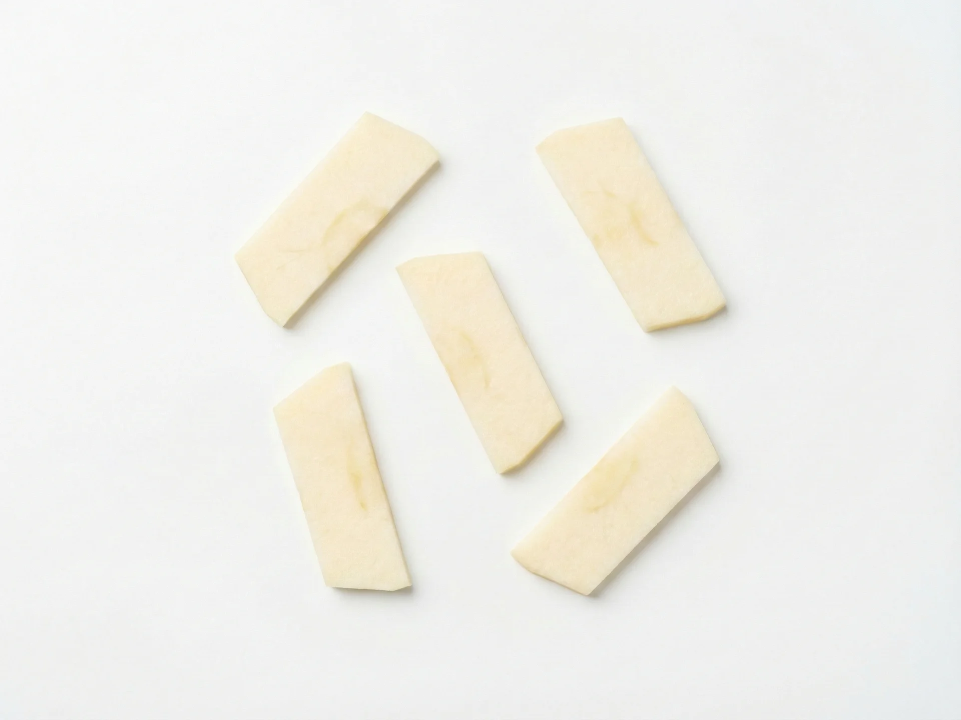 Serveer rauwe appelplakjes (dun gesneden of geraspt) of gekookte appels in verschillende vormen, zoals in pannenkoeken, muffins of als tussendoortje. Baby's kunnen nu complexere texturen aan en genieten van appels als onderdeel van gevarieerde maaltijden.