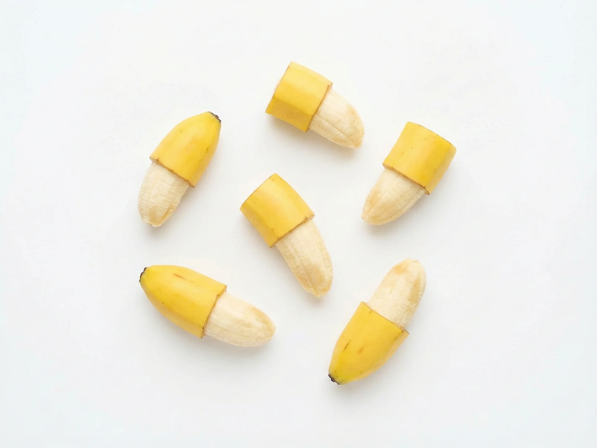 Voor baby's van 6-9 maanden: serveer appelbanaan in grote, grijpbare stukken ter grootte van een volwassen vinger. Laat wat schil aan de onderkant zitten als handvat voor een betere grip. De banaan moet zeer rijp en zacht genoeg zijn om tussen je vingers te kunnen pletten.