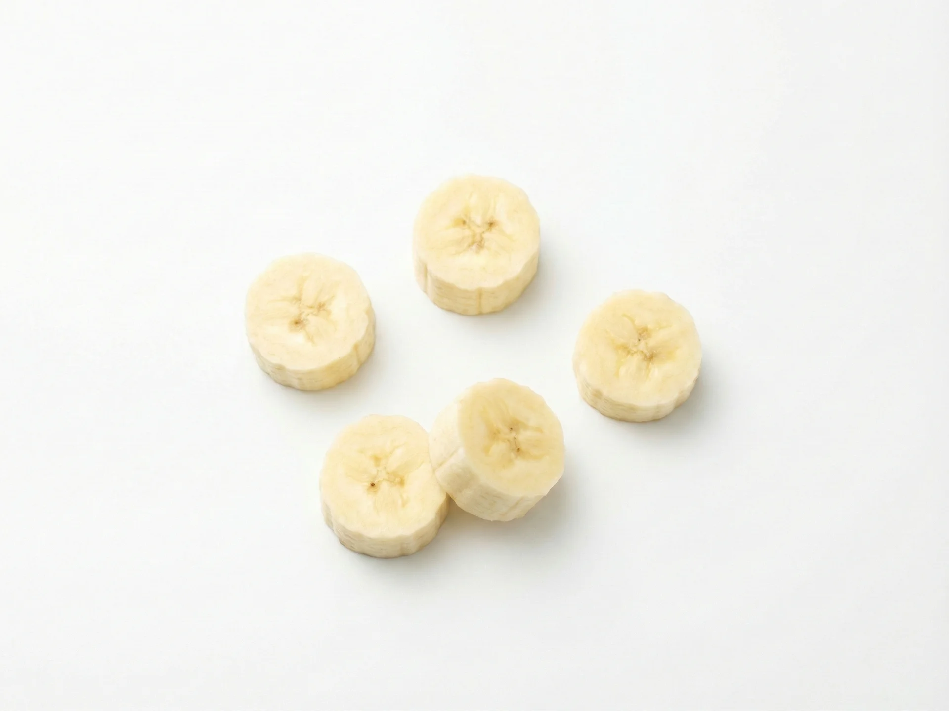 Voor baby's van 9-12 maanden: je kunt kleinere stukjes aanbieden naarmate hun pincetgreep zich ontwikkelt. Snijd rijpe appelbanaan in hapklare stukjes of dunne plakjes. De banaan kan iets steviger zijn dan voor jongere baby's, omdat ze kauwvaardigheden ontwikkelen.