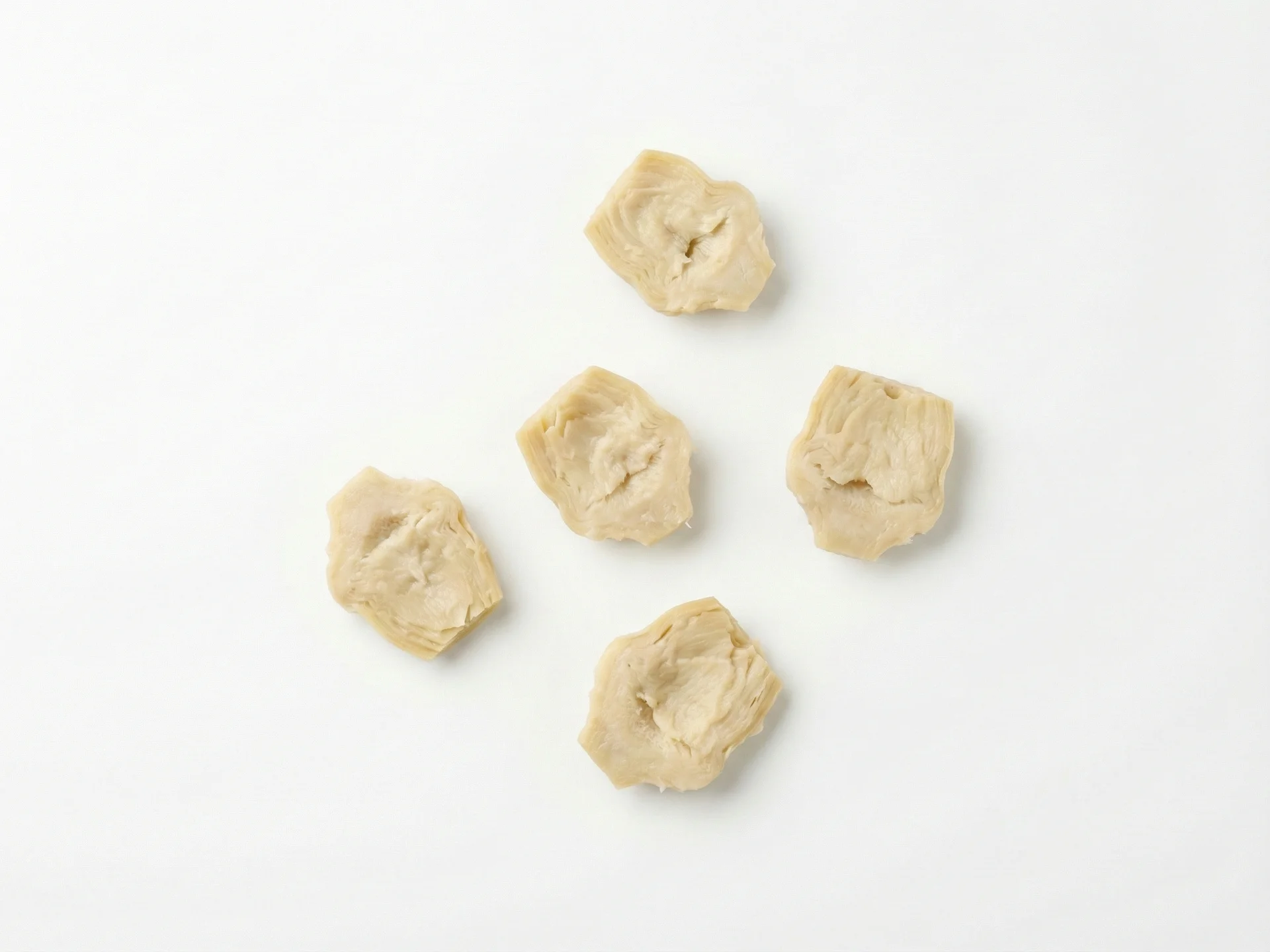 Voor baby's van 6-9 maanden, stoom of kook artisjokken tot ze zeer zacht en prakbaar zijn. Verwijder alle bladeren en het harige hart, prak dan het zachte deel tot een gladde puree of serveer als zachte, platgedrukte stukjes die je baby gemakkelijk kan kauwen. Vermijd grote stukken om verstikkingsgevaar te verminderen.