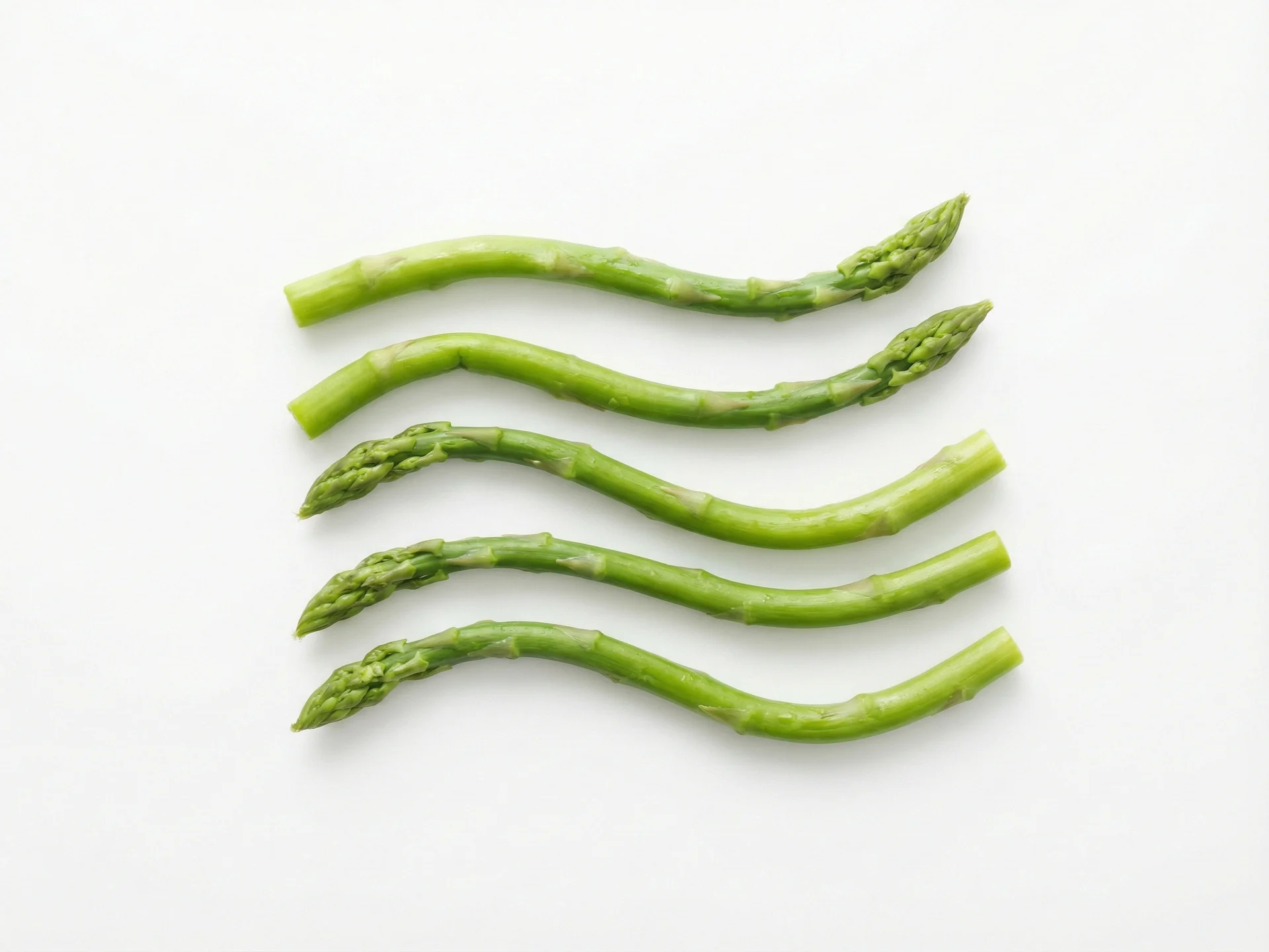 Voor beginners, stoom of rooster asperge tot heel zacht - het moet gemakkelijk tussen je vingers te pletten zijn. Snijd in lange, dunne stengels (ongeveer de breedte van je pink) en verwijder alle taaie uiteinden. Je kunt zowel de malse punten als zachtere delen van de stengel aanbieden, maar vermijd de houtachtige uiteinden volledig.