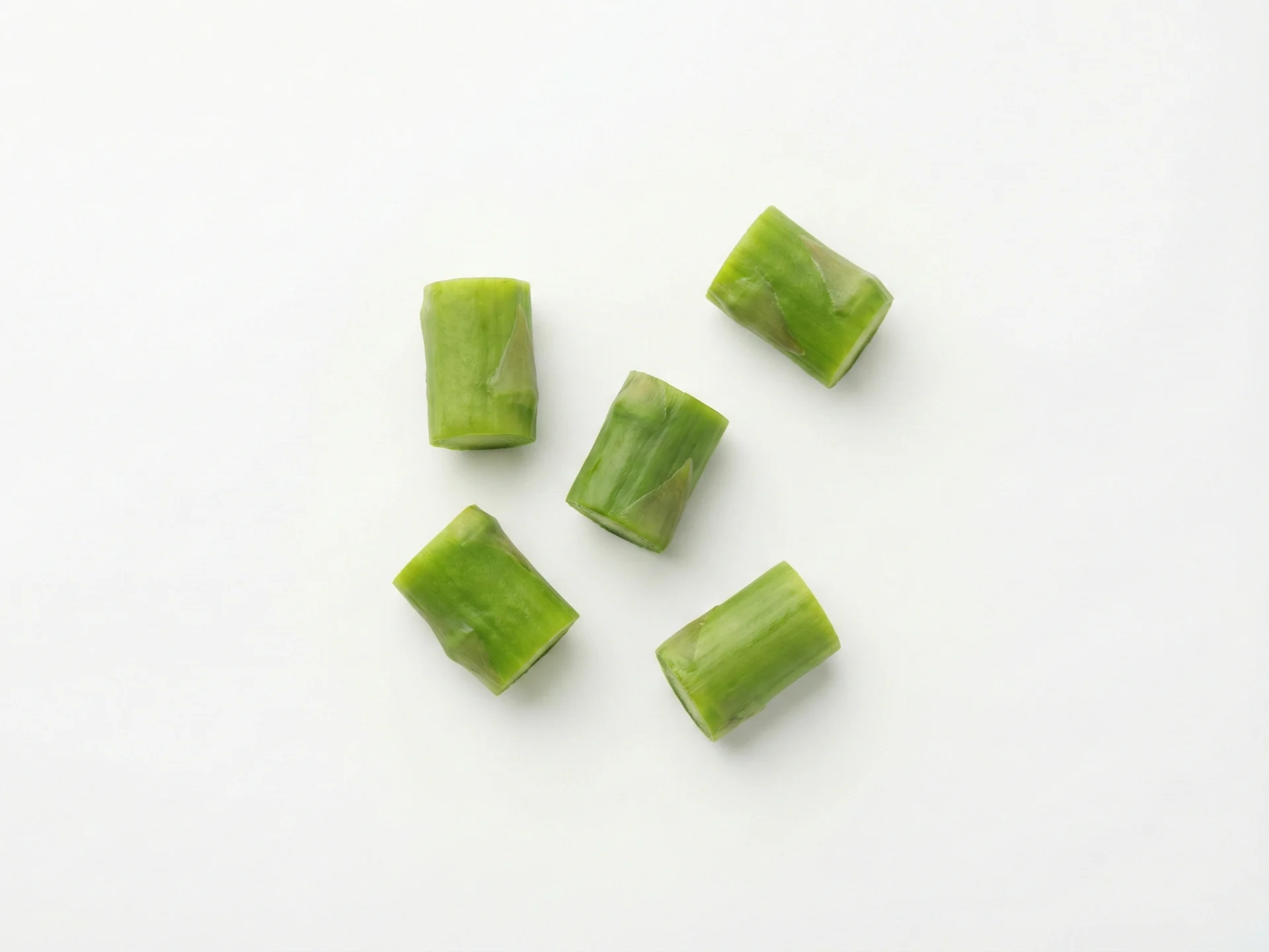 Als je baby een pincetgreep ontwikkelt, kun je gekookte asperge in hapklare stukjes snijden (ongeveer 1,5 cm). Blijf koken tot zacht, maar laat iets meer textuur toe om kauwoefening aan te moedigen. Je kunt asperge ook verwerken in gemengde gerechten zoals omeletten of pasta.