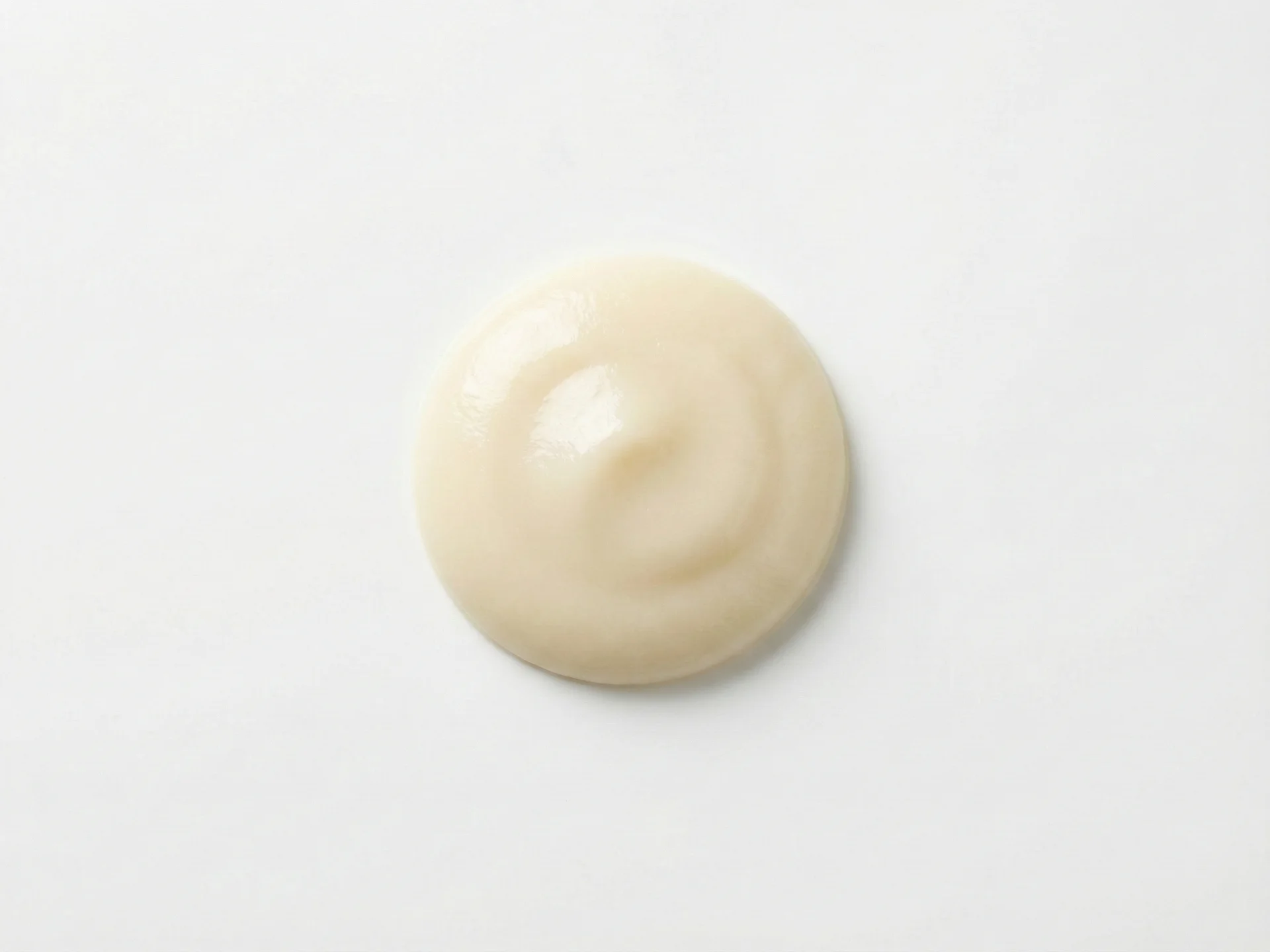 Voor baby's van 6-9 maanden, serveer atemoya als een gladde puree of geprakt tot een zeer zachte consistentie. Zorg ervoor dat alle pitjes en schil volledig zijn verwijderd. Je kunt het mengen met moedermelk, flesvoeding of andere purees om een vertrouwde textuur te creëren.