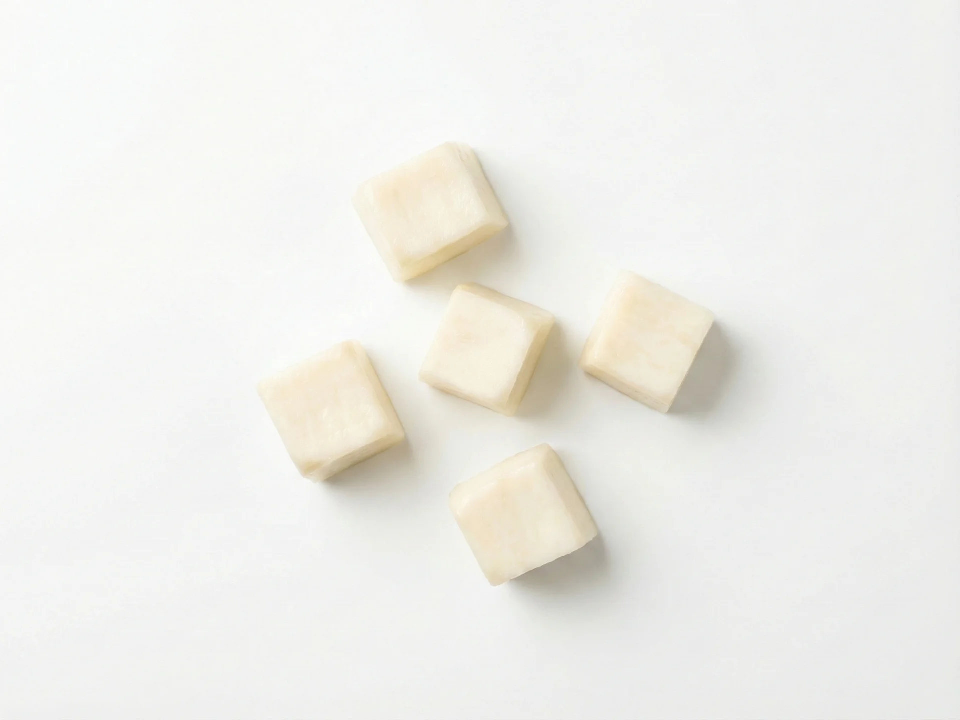 Voor baby's van 9 maanden en ouder kun je zachte, pitloze stukjes atemoya aanbieden die ze met hun vingers kunnen oppakken. Het vruchtvlees moet zacht genoeg zijn om tussen je vingers te pletten. Je kunt het ook mengen met yoghurt of havermout voor extra textuurvariatie.