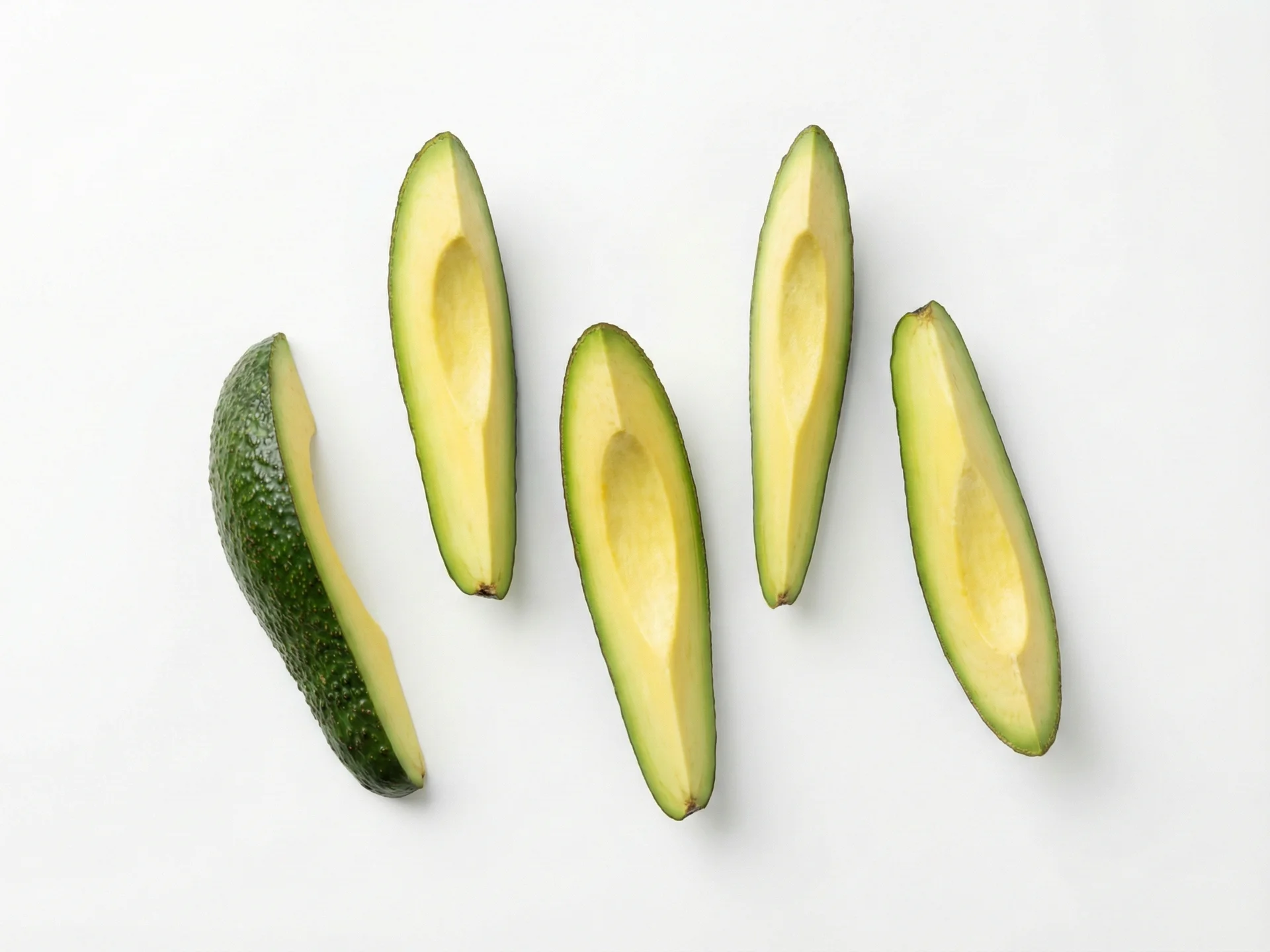 Voor beginners, bied dikke repen (ongeveer de breedte van twee volwassen vingers) aan met de schil gedeeltelijk eraan voor een betere grip. Je kunt avocado ook prakken en op toastrepen smeren of voorgevulde lepels aanbieden. De textuur moet zacht genoeg zijn om makkelijk te 'kauwen'.