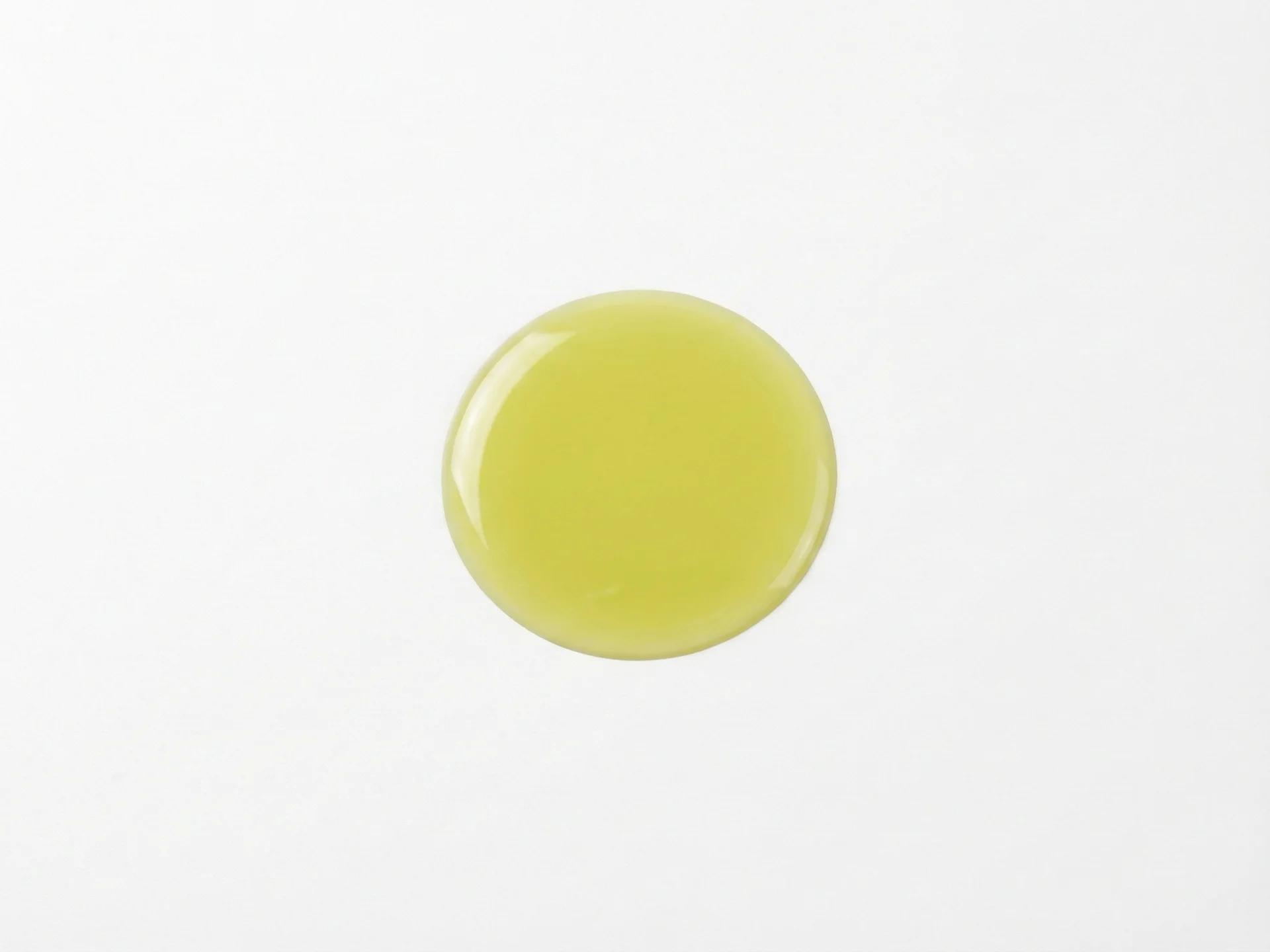 Voor baby's van 6 maanden en ouder, druppel een kleine hoeveelheid avocado-olie over zachte voedingsmiddelen zoals geprakte avocado, gekookte groenten of granen om vocht en gezonde vetten toe te voegen. Je kunt het ook mengen met puree of gebruiken als een licht laagje voor vingerhapjes om ze gemakkelijker vast te pakken. De olie moet in vloeibare vorm op kamertemperatuur of licht verwarmd worden gebruikt.