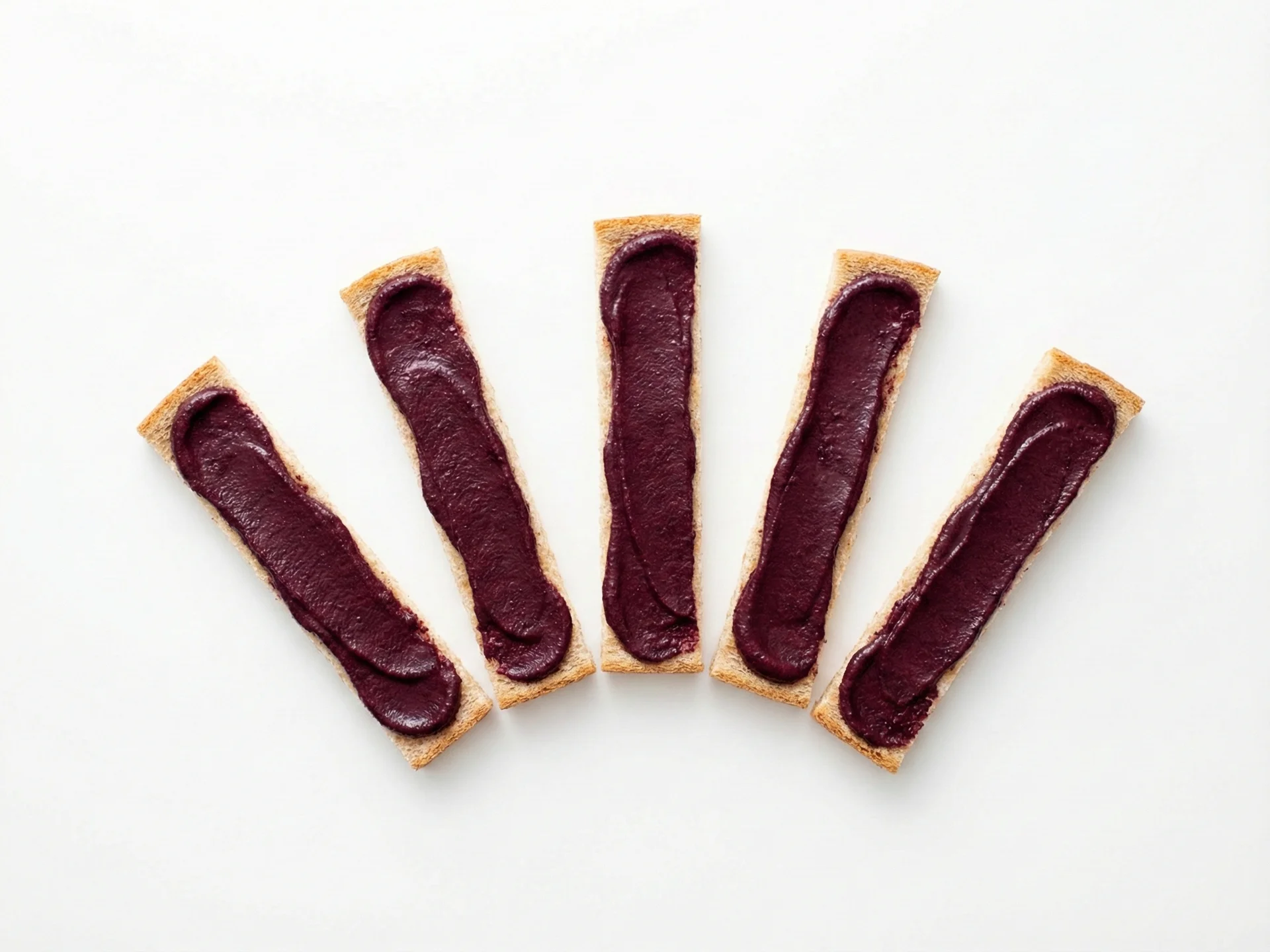 Voor baby's van 9-12 maanden kun je açai aanbieden in dikkere texturen. Meng açai-puree door Griekse yoghurt of kwark voor een romigere consistentie, of smeer het dun uit op toastreepjes. Açai kan ook worden gemengd in smoothies of worden gebruikt als topping voor zachte pannenkoeken.