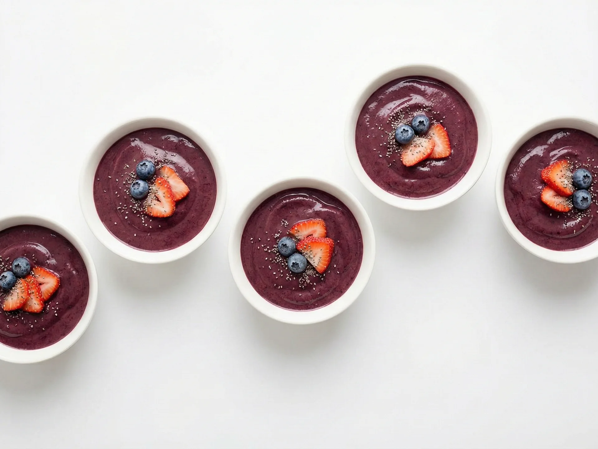 Voor peuters van 12 maanden en ouder kan açai op meer gevarieerde manieren worden geserveerd. Maak açai-smoothiebowls met zachte toppings zoals gesneden bessen of chiazaadjes, of gebruik het in gebak zoals muffins of pannenkoeken. Je kunt açai ook aanbieden als bevroren traktatie in ijslollyvormpjes gemengd met yoghurt.