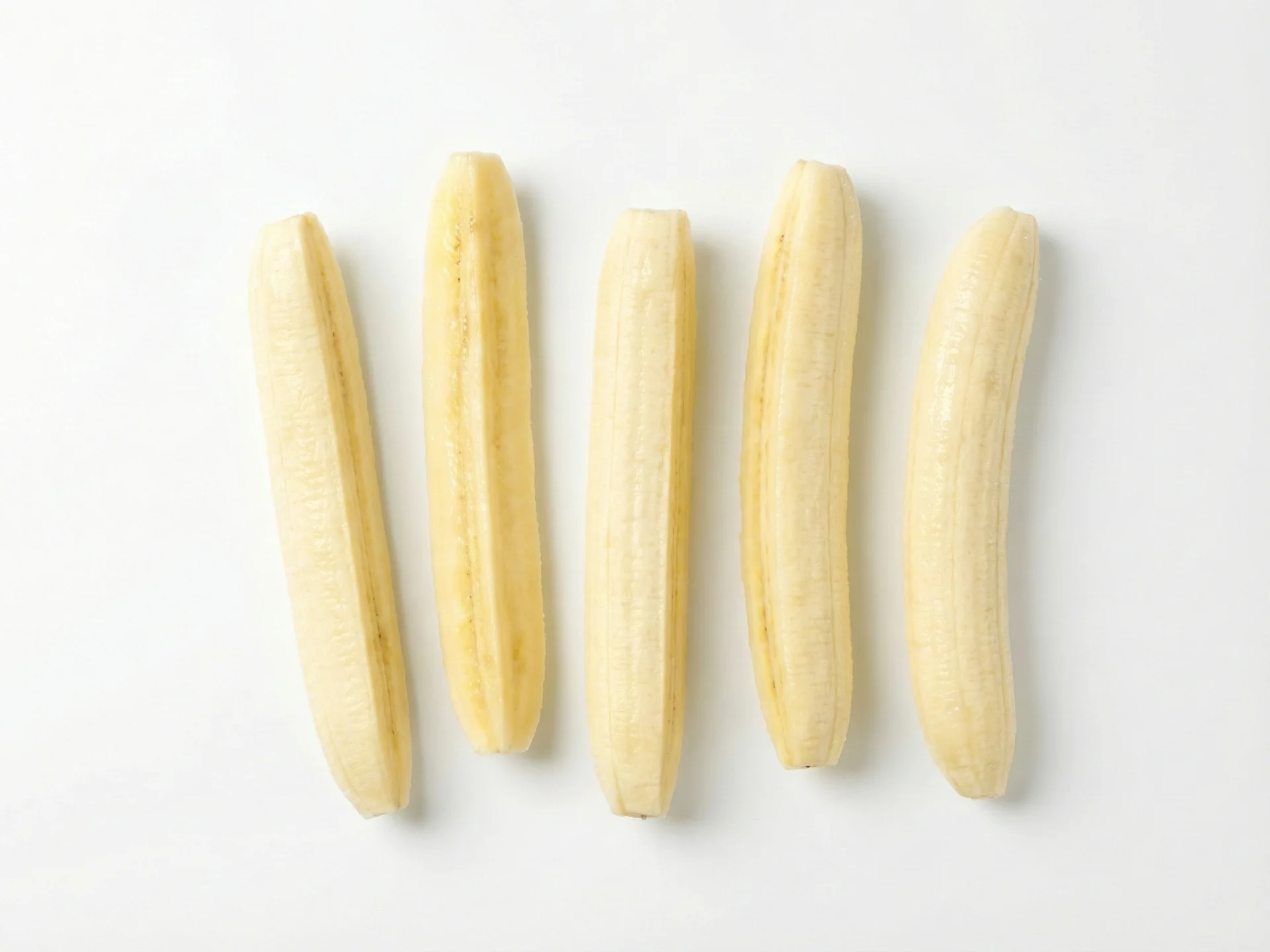 Voor beginners: pel een rijpe banaan en snijd hem in lange, dikke repen van ongeveer de lengte van je vinger. Laat wat schil aan de onderkant zitten voor een goede grip. Het zachte vruchtvlees papt makkelijk tegen het gehemelte van je baby.