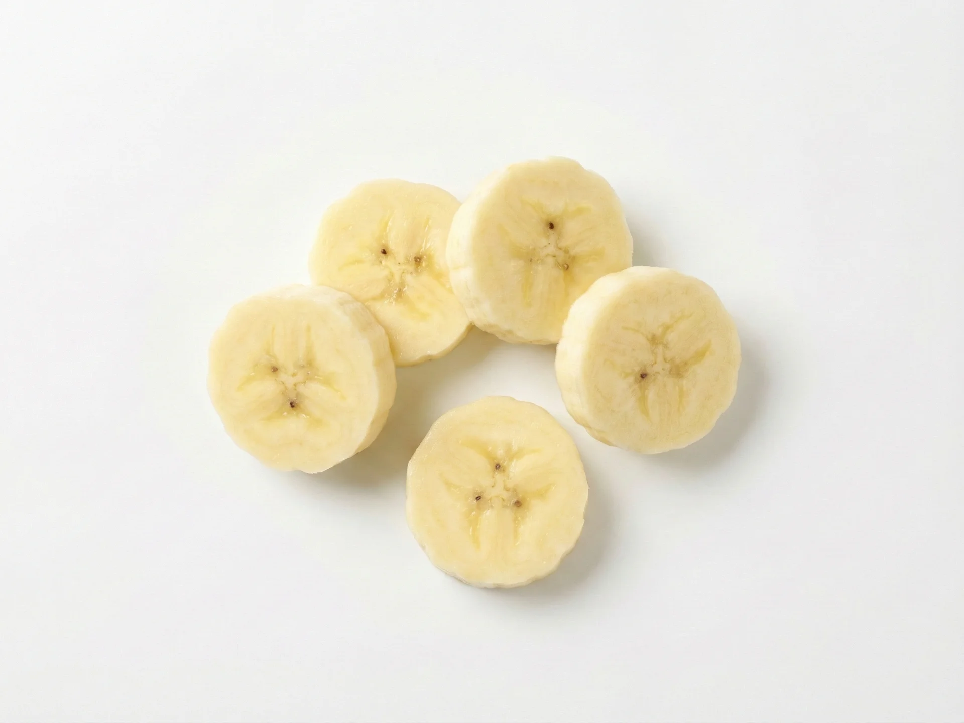 Peuters kunnen hele bananen of plakjes eten met deels verwijderde schil voor makkelijker hanteren. Verwerk bananen in pannenkoeken, muffins of smoothies. Ze kunnen onder toezicht ook zelf leren bananen te pellen.