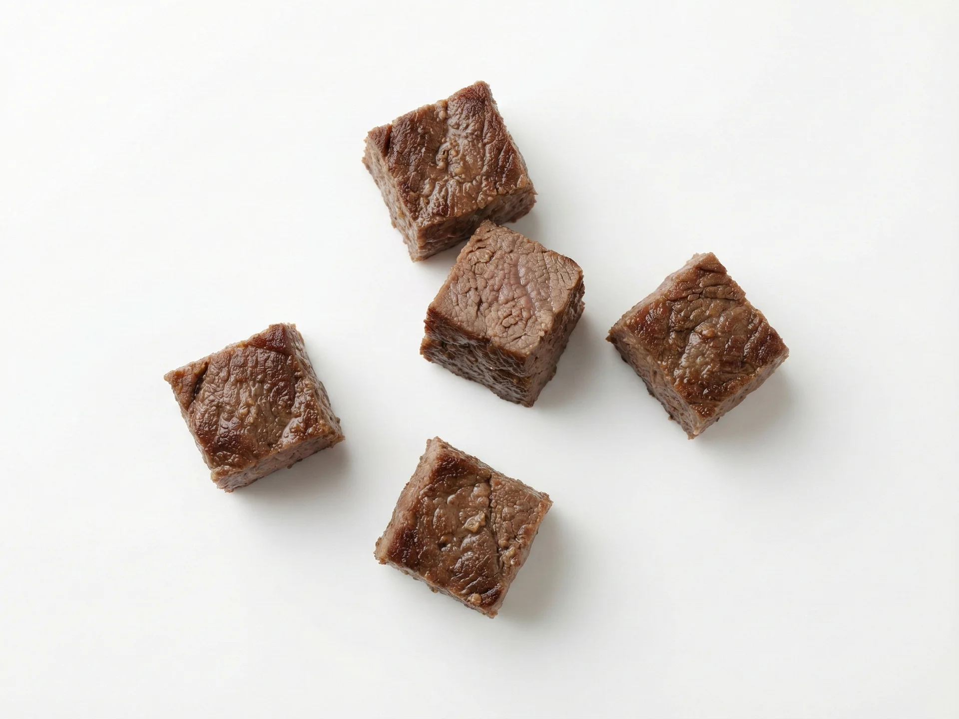 Les tout-petits peuvent gérer des préparations de bœuf plus texturées comme de petites boulettes de viande, des galettes ou des morceaux coupés en dés dans des ragoûts. Continuez à vous assurer que le bœuf est bien cuit et coupé en tailles gérables, mais vous pouvez introduire plus de variété dans les méthodes de préparation.