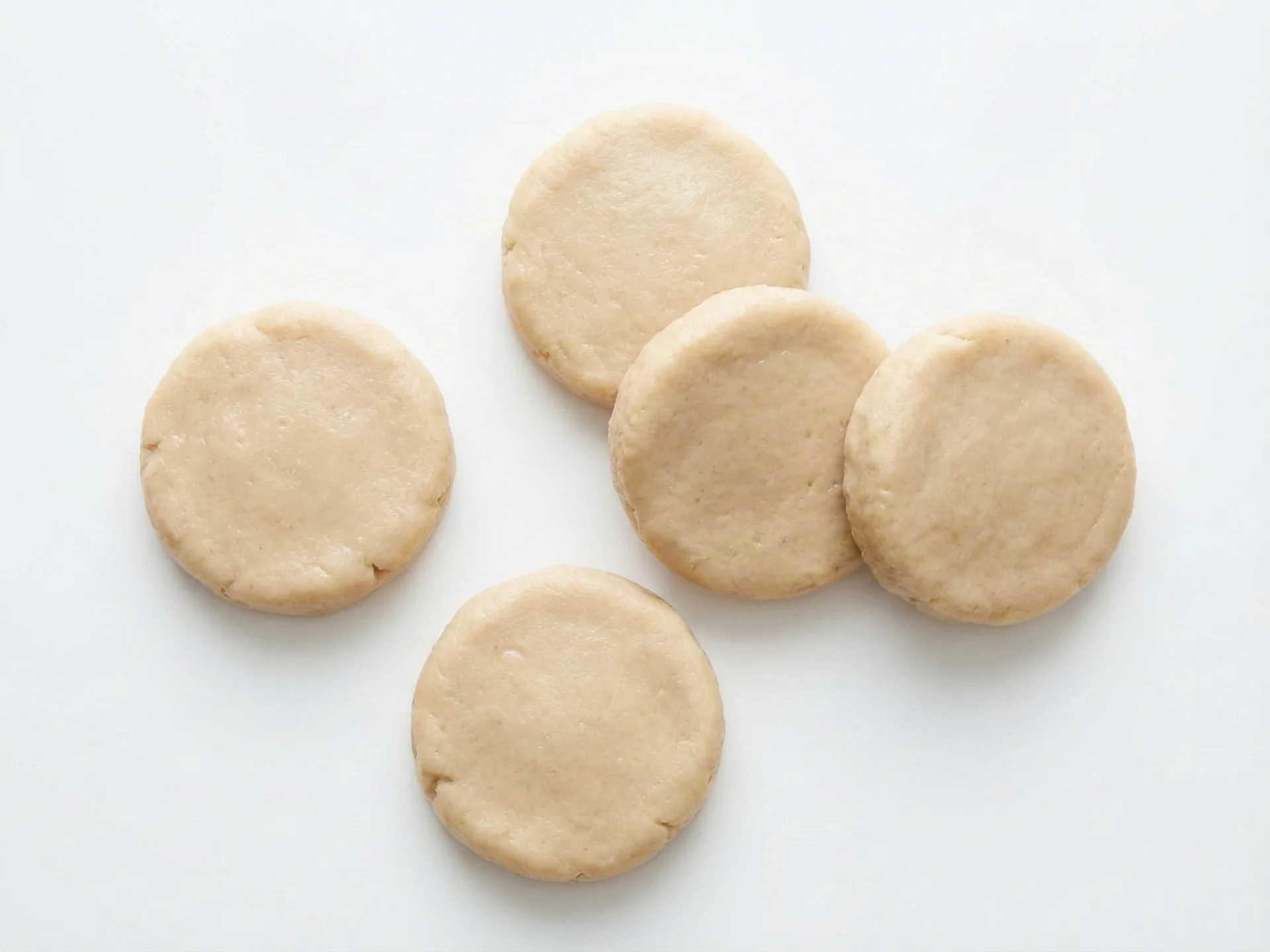 Für Babys von 6-9 Monaten kochen Sie Augenbohnen, bis sie sehr weich sind (sie sollten sich leicht zwischen den Fingern zerdrücken lassen), und servieren Sie sie zerdrückt oder leicht abgeflacht. Mischen Sie sie mit etwas Muttermilch, Pre-Nahrung oder Wasser für eine weiche, löffelbare Konsistenz oder formen Sie sie zu weichen, handflächengroßen Patties, die Ihr Baby gut halten und zerkauen kann.