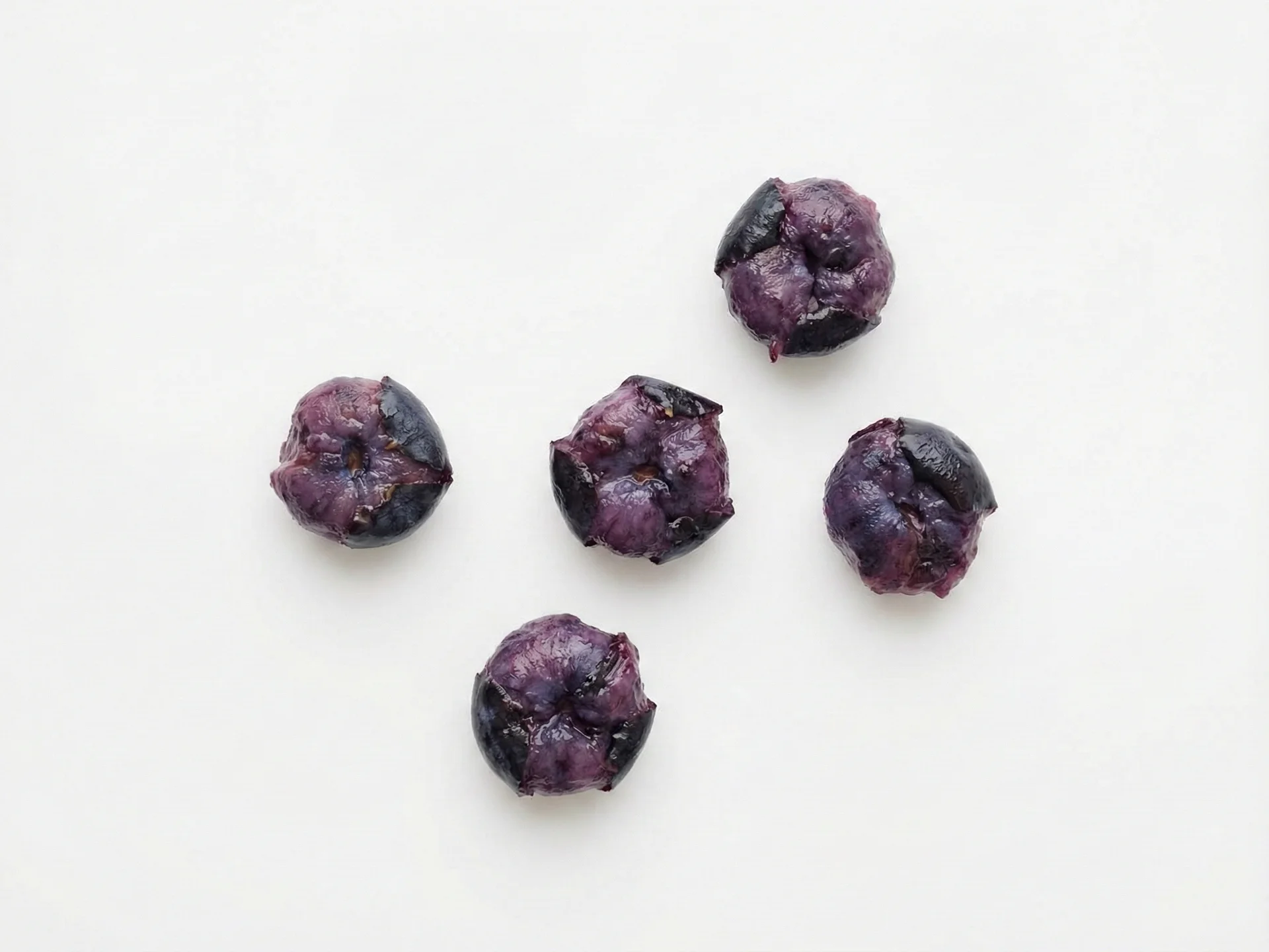 Voor baby's van 6-9 maanden: kook blauwe bessen tot ze zacht zijn door ze te stomen of koken, en prak of pureer ze dan tot een dikke, brokkelige pasta. Of bied grote, zachte stukjes aan (ongeveer half zo groot als een blauwe bes) die ze veilig kunnen 'kauwen'. Dit helpt hen texturen te ontdekken terwijl het verstikkingsrisico wordt geminimaliseerd.