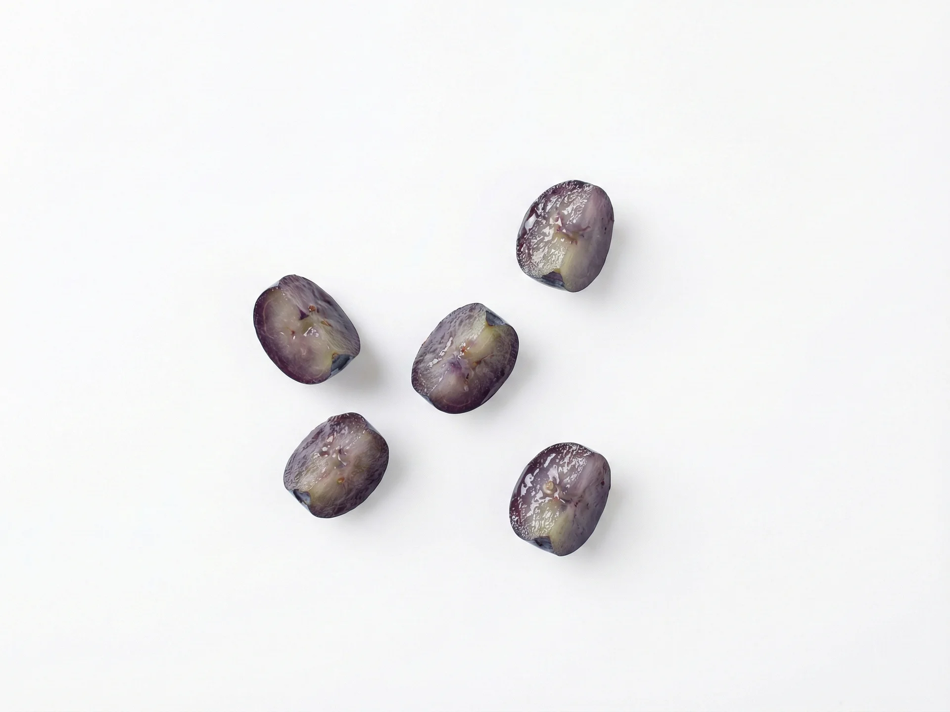 Voor baby's van 9-12 maanden: je kunt gehalveerde rauwe blauwe bessen aanbieden als ze heel zacht en rijp zijn, of doorgaan met gekookte en geprakte versies. Moedig zelf eten aan door stukjes op hun bordje te leggen, omdat ze een betere pincetgreep en kauwvaardigheden ontwikkelen.
