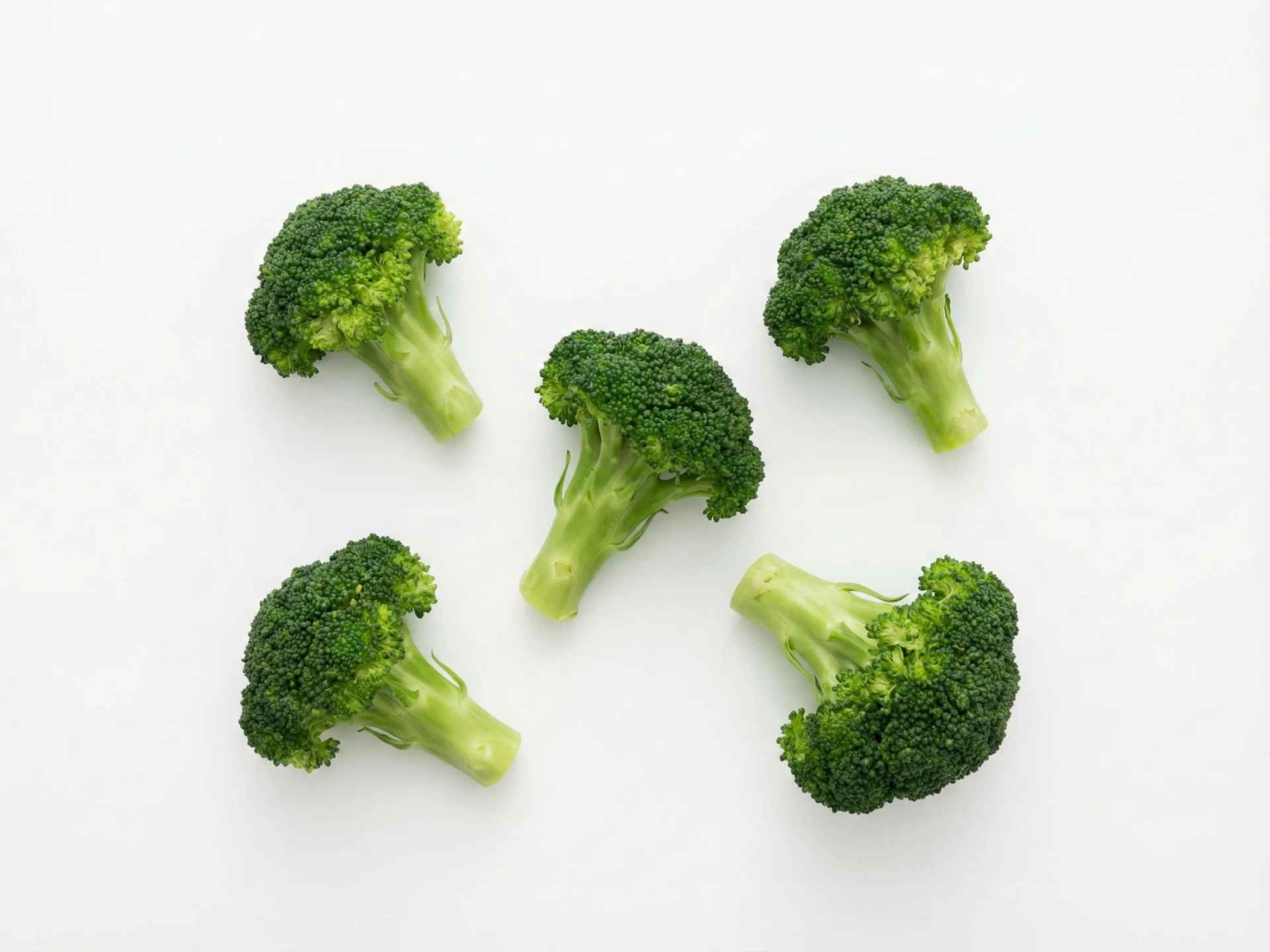 Stoom of kook broccoli tot het heel zacht is - het moet makkelijk tussen je vingers te prakken zijn. Snijd de roosjes in grote, spiesvormige stukken ter grootte van twee volwassen vingers samen, met de steel als natuurlijk handvat. Zo kan je baby het makkelijk vastpakken terwijl het de palmgreep oefent.