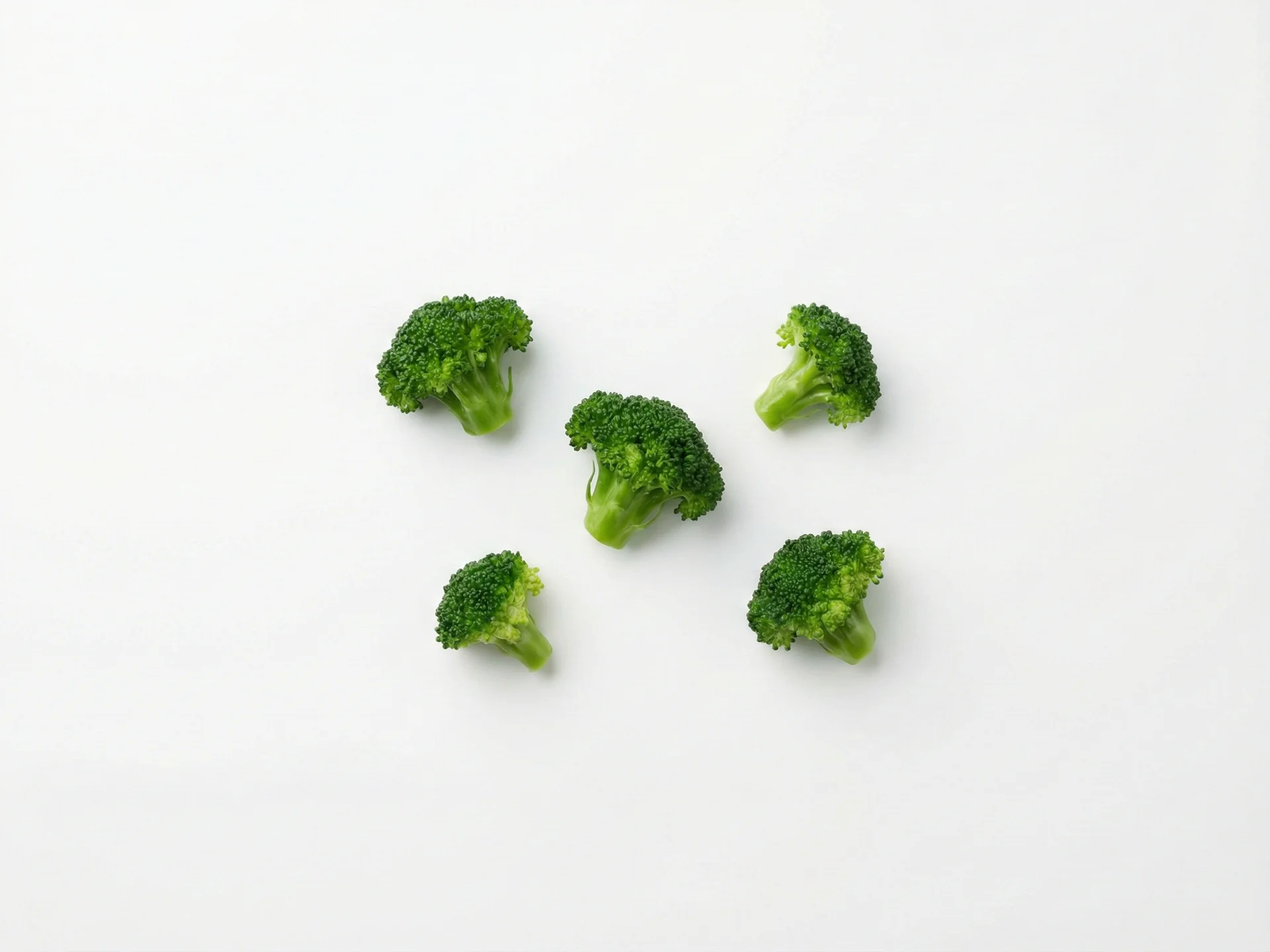 Blijf broccoli zacht koken, maar je kunt de stukjes iets kleiner maken naarmate je baby de pincetgreep ontwikkelt. Snijd de roosjes in hapklare stukjes (ongeveer zo groot als een erwt) of blijf spiesjes gebruiken als je baby dat prettiger vindt. Je kunt gekookte broccoli ook mengen met ander voedsel.