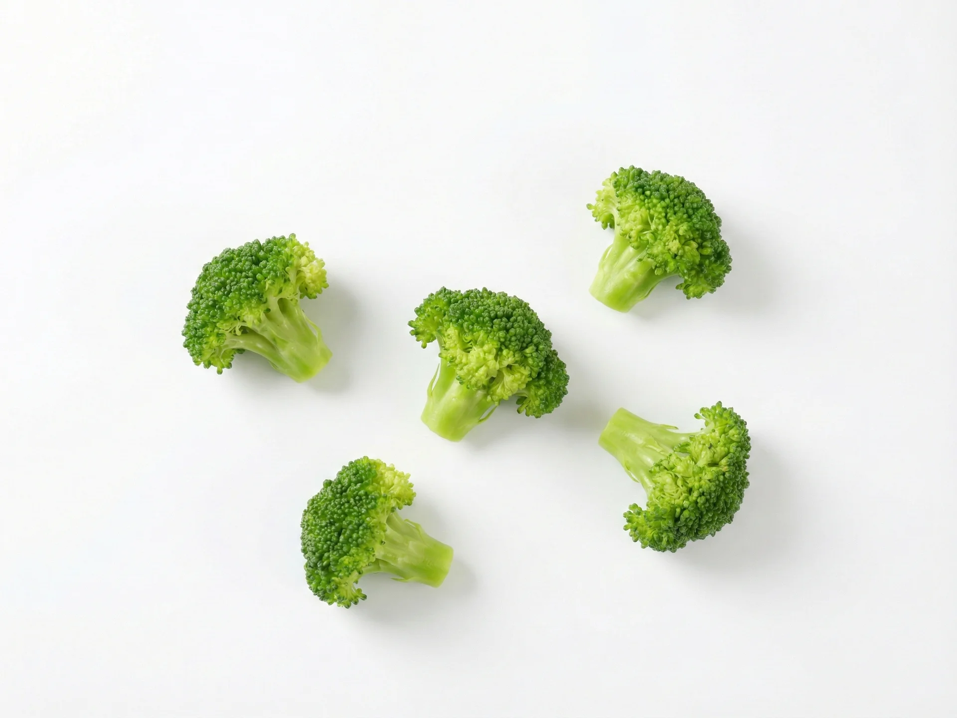 Je peuter kan nu stevigere texturen aan. Je kunt broccoli licht gestoomd serveren of zelfs rauw als het heel klein gesneden is. Neem broccoli op in familiegerechten zoals roerbakschotels, ovenschotels of als bijgerecht. Blijf het kauwen in de gaten houden, vooral bij rauwe stukjes.
