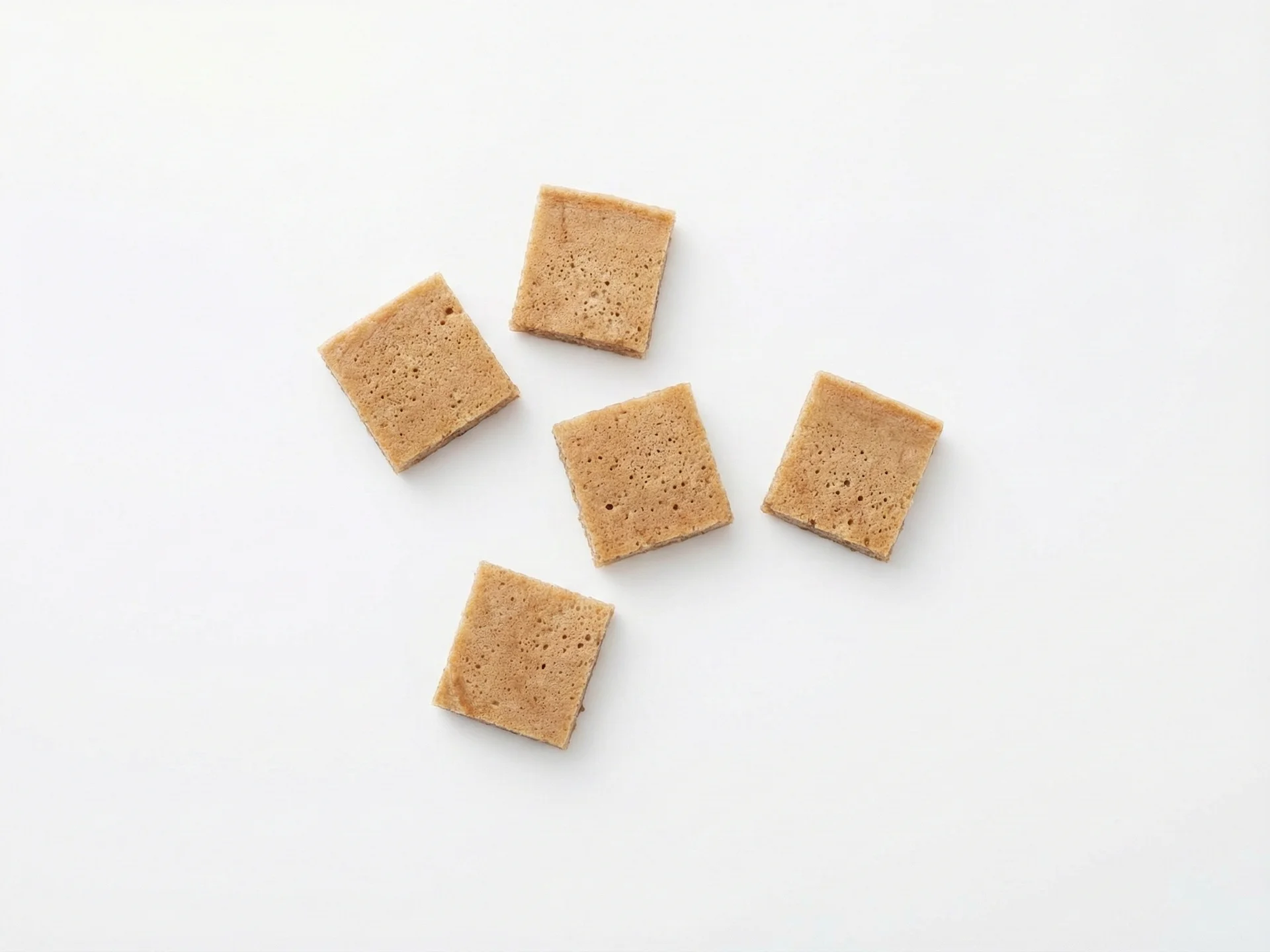 Voor baby's van 9-12 maanden kun je boekweit met meer textuur aanbieden, zoals iets steviger gekookte korrels of zachte boekweitpannenkoekjes. Snijd pannenkoekjes in vingerlange reepjes of kleine, hapklare stukjes om de ontwikkeling van de pincetgreep te ondersteunen. Dit helpt bij het opbouwen van kauwvaardigheden en zelfstandigheid.