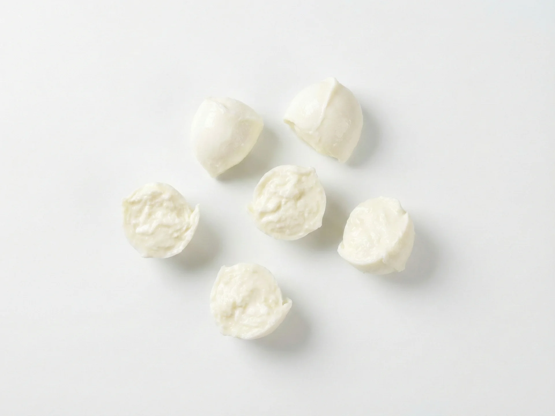 Voor baby's van 12-18 maanden, serveer burrata in kleine, erwtgrote stukjes of dun uitgesmeerd op zachte voedingsmiddelen zoals toast of gestoomde groenten. Zorg dat de textuur zacht en makkelijk te kauwen is, en vermijd grote stukken om verstikking te voorkomen. Deze leeftijdsgroep leert zachtere vaste stoffen te hanteren, dus focus op behapbare porties.