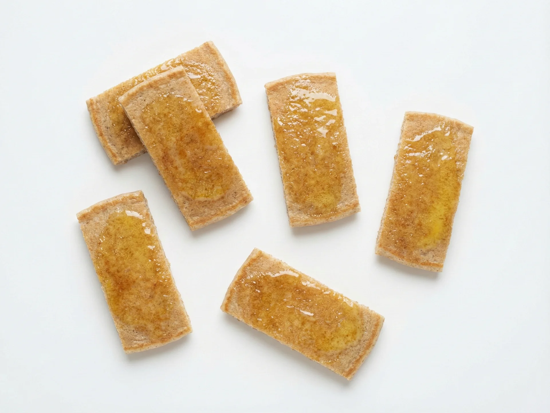 Voor baby's van 6-12 maanden, smeer een heel dun laagje zachte, ongezouten boter op toastreepjes, gestoomde groenten of volkoren pannenkoeken. Je kunt ook een kleine hoeveelheid mengen in gepureerd voedsel zoals aardappelen of havermout om smaak en gezonde vetten toe te voegen.