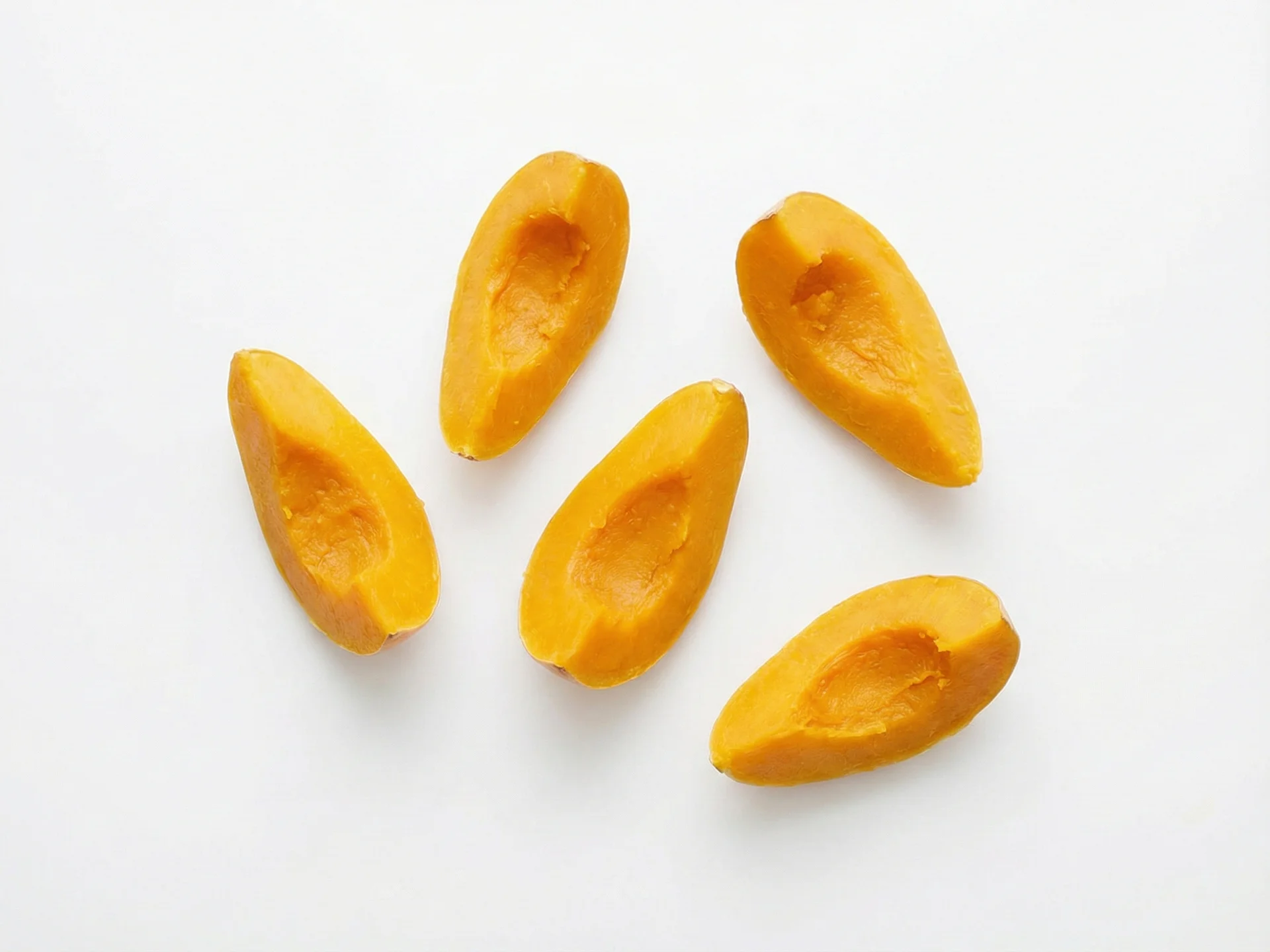 Voor beginners (6-9 maanden) stoom of rooster je butternutpompoen tot het heel zacht is, en snijd het dan in grote, grijpbare repen of partjes. De stukjes moeten ongeveer zo groot zijn als twee volwassen vingers tegen elkaar, zodat je baby ze met een palmgreep kan vasthouden terwijl het zachte vlees makkelijk in de mond mashed.