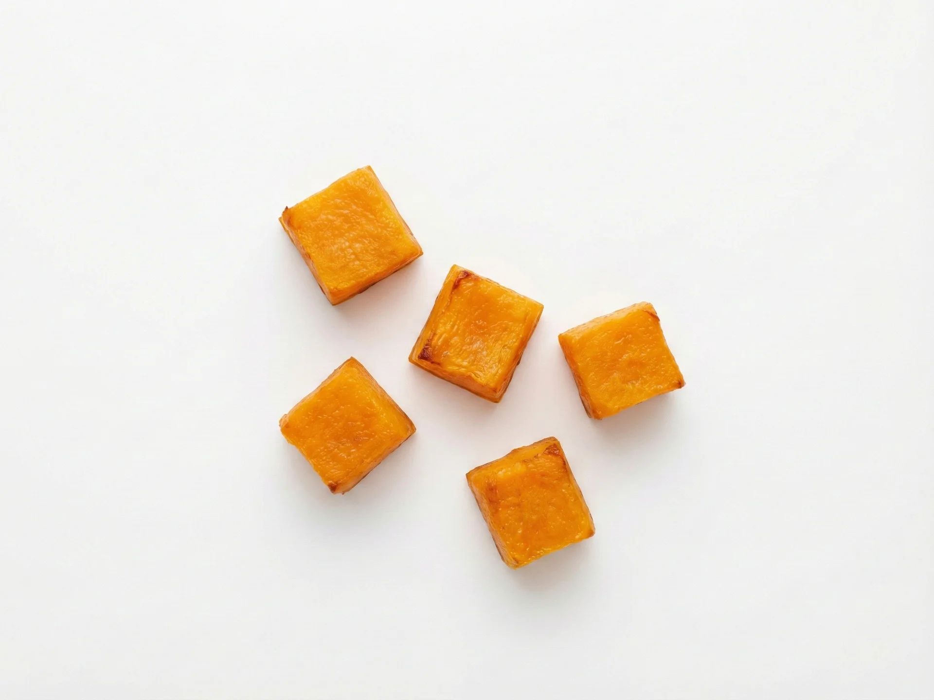 Voor peuters van 12 maanden en ouder kan butternutpompoen op meer gevarieerde manieren worden geserveerd, met behoud van de juiste textuur. Bied geroosterde blokjes aan, voeg toe aan soepen of stoofschotels, of maak pompoenpannenkoekjes. Zorg ervoor dat de stukjes zacht genoeg blijven om met het tandvlees te prakken.
