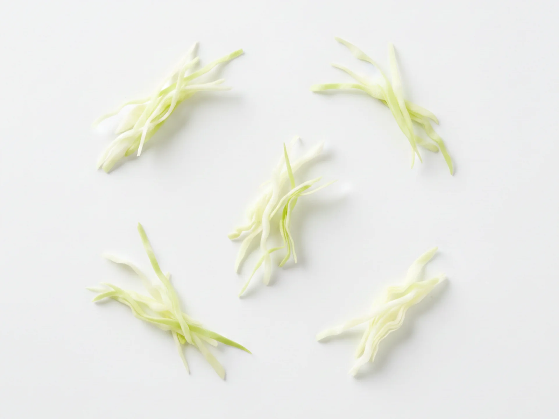 Para niños pequeños de 12 meses en adelante, el repollo se puede preparar de formas más variadas. Puedes ofrecer repollo crudo finamente picado en ensaladas o como parte de comidas familiares cocinadas. Sigue asegurándote de cortarlo adecuadamente para prevenir atragantamientos.