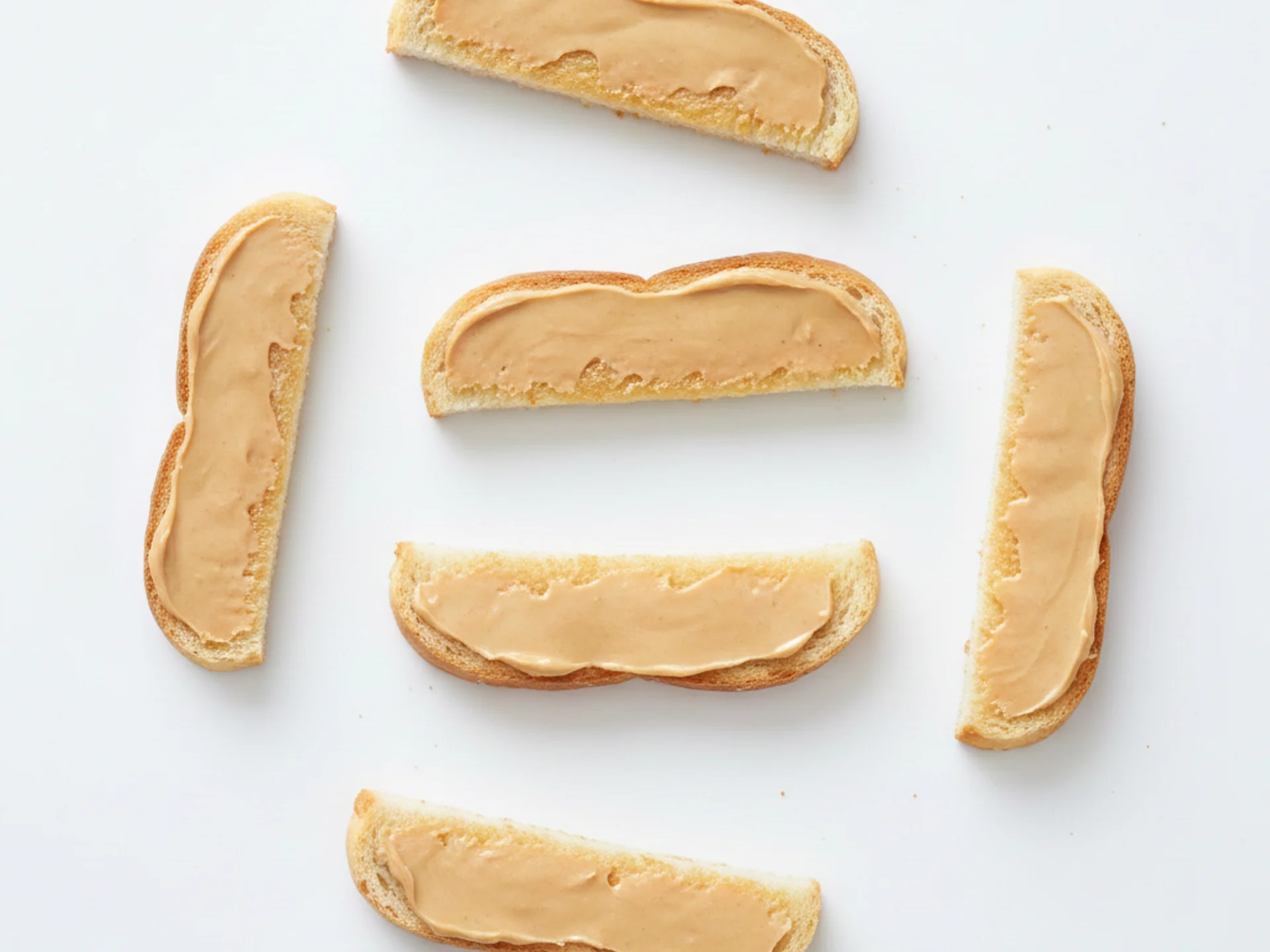 Voor baby's van 6-9 maanden, smeer een heel dun laagje gladde cashewpasta op zachte, gemakkelijk vast te houden voedingsmiddelen zoals repen toast, bananenschijfjes of gestoomde appelpartjes. Dit helpt hen om te oefenen met grijpen en brengt de pasta veilig naar hun mond zonder grote klonten.