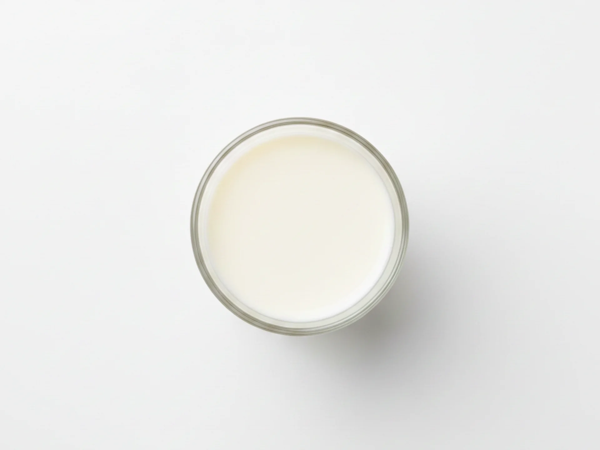 Serveer cashewmelk in een kleine open beker of rietjesbeker om zelfvoedingsvaardigheden te stimuleren. Bied het aan als drank bij de maaltijden, beginnend met 60-120 ml per dag om te voorkomen dat de kleine maag van je baby vol raakt. Zorg ervoor dat het op kamertemperatuur of licht gekoeld is, niet te koud, om zacht voor hun systeem te zijn.