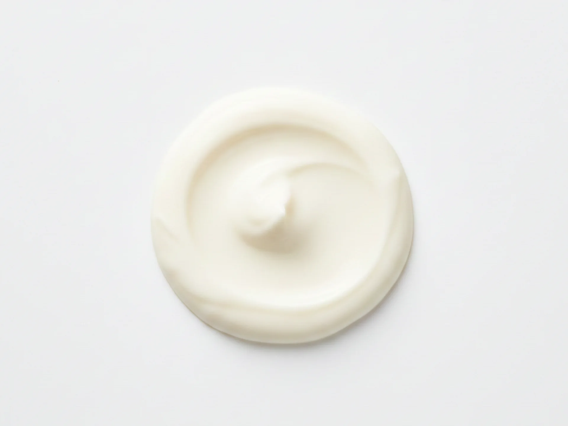 Bieten Sie Cashew-Joghurt auf einem vorbereiteten Löffel an oder lassen Sie Ihr Baby mit den Fingern darin eintauchen, um die Textur zu erkunden. Servieren Sie ihn in einer kleinen Schüssel oder direkt auf dem Hochstuhltablett, um selbstständiges Essen zu fördern. Stellen Sie sicher, dass er Zimmertemperatur oder leicht gekühlt hat, um den Komfort zu gewährleisten.