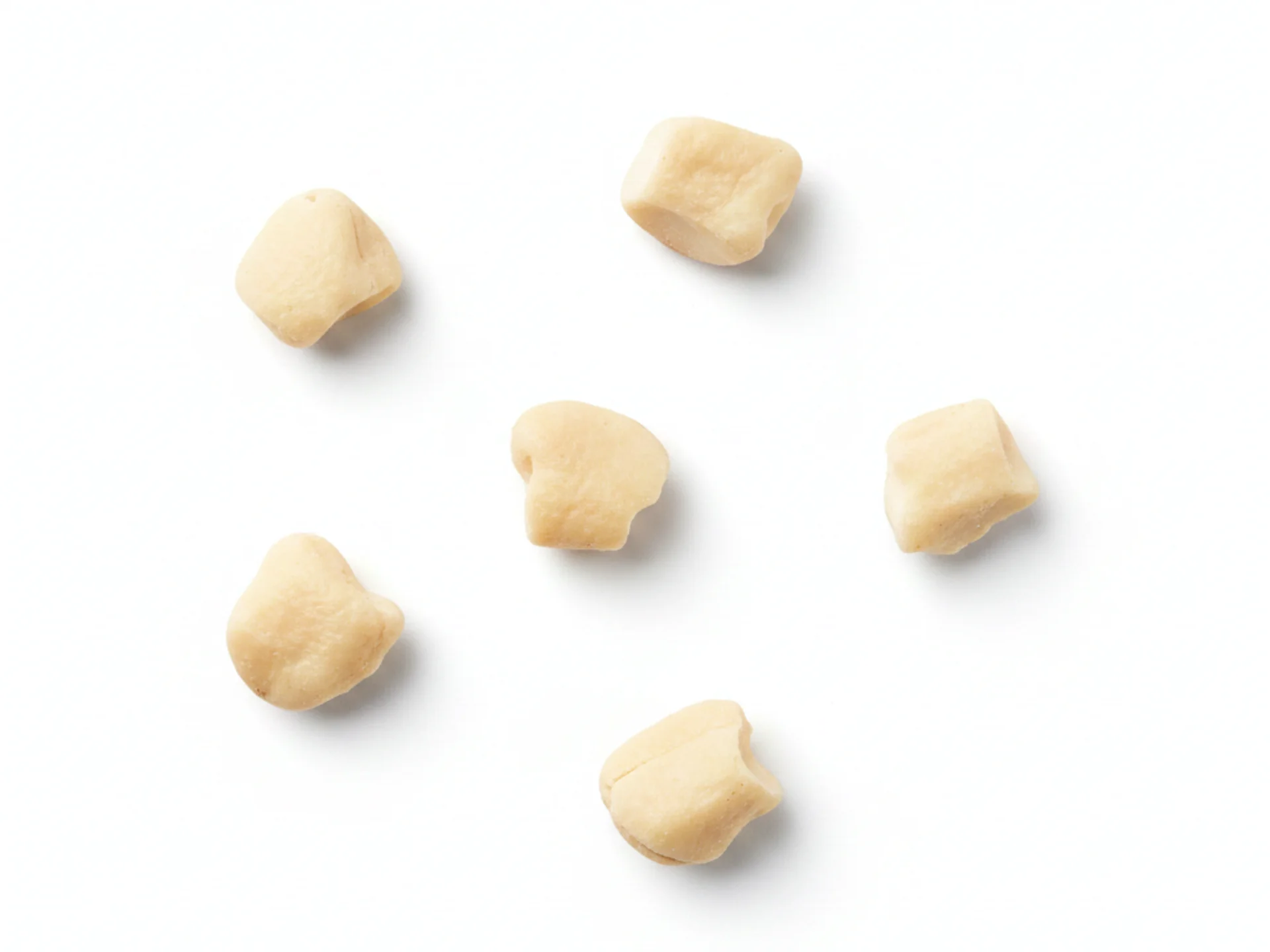 Voor peuters van 24 maanden en ouder kun je fijngehakte cashewnoten of cashewstukjes aanbieden naarmate ze beter leren kauwen, maar vermijd nog steeds hele noten. Blijf cashewpasta of -poeder gebruiken in recepten en zorg ervoor dat de stukjes niet groter zijn dan een erwt om het verstikkingsrisico te verminderen.