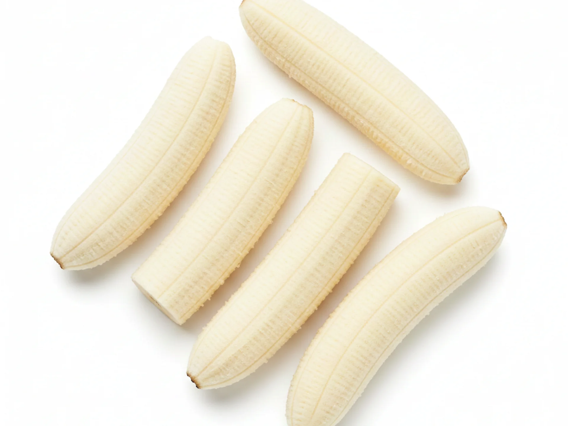 Dla dzieci w wieku 6-9 miesięcy obierz dojrzałego banana i pokrój go na długie, grube paski (o długości około palca), które dziecko łatwo chwyci. Miękka konsystencja pozwala bezpiecznie rozgryzać i rozgniatać.