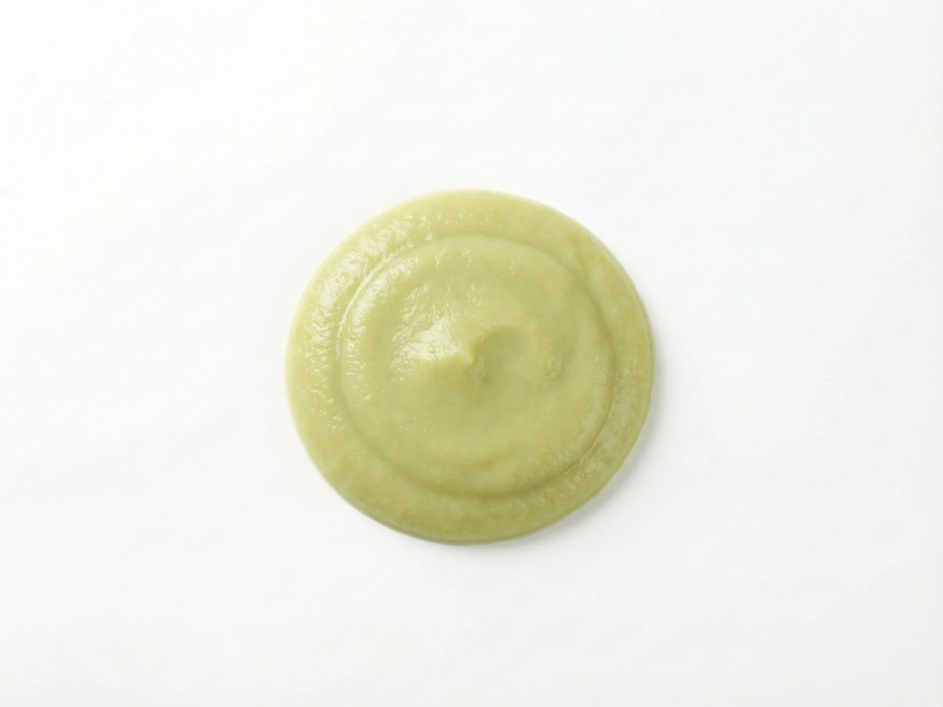 Para bebés de 6 a 9 meses, cocina el apio hasta que esté muy blando y aplástalo o hazlo puré hasta obtener una consistencia suave. Puedes mezclarlo con otras verduras o frutas para crear combinaciones de sabores interesantes. Siempre asegúrate de que no queden fibras filamentosas que puedan representar un riesgo de atragantamiento.