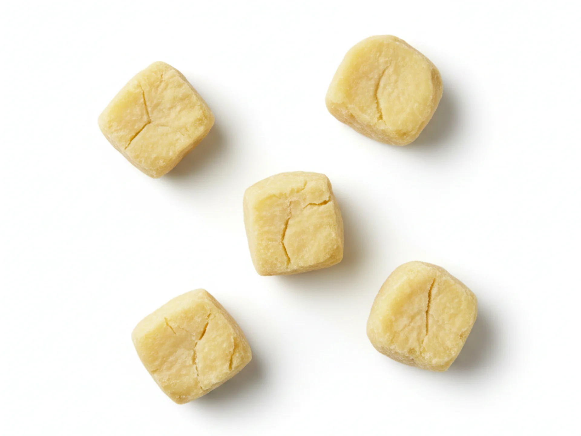 Per bambini di 18 mesi e oltre, cuoci le castagne fino a renderle morbide e tagliale in piccoli pezzi a misura di bocca. Puoi anche incorporarle in piatti come zuppe, stufati o prodotti da forno. Incoraggia l'alimentazione autonoma con pezzi sicuri e gestibili.