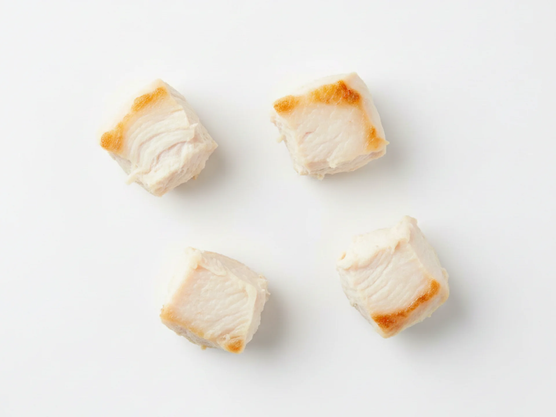 Voor 12 maanden en ouder kun je kip in meer gevarieerde vormen aanbieden, zoals kleine stukjes, gemalen in balletjes of gemengd in gerechten. Kruid licht met gezinsvriendelijke smaken, maar vermijd nog steeds te veel zout en zorg dat het op een veilige temperatuur bereid is.