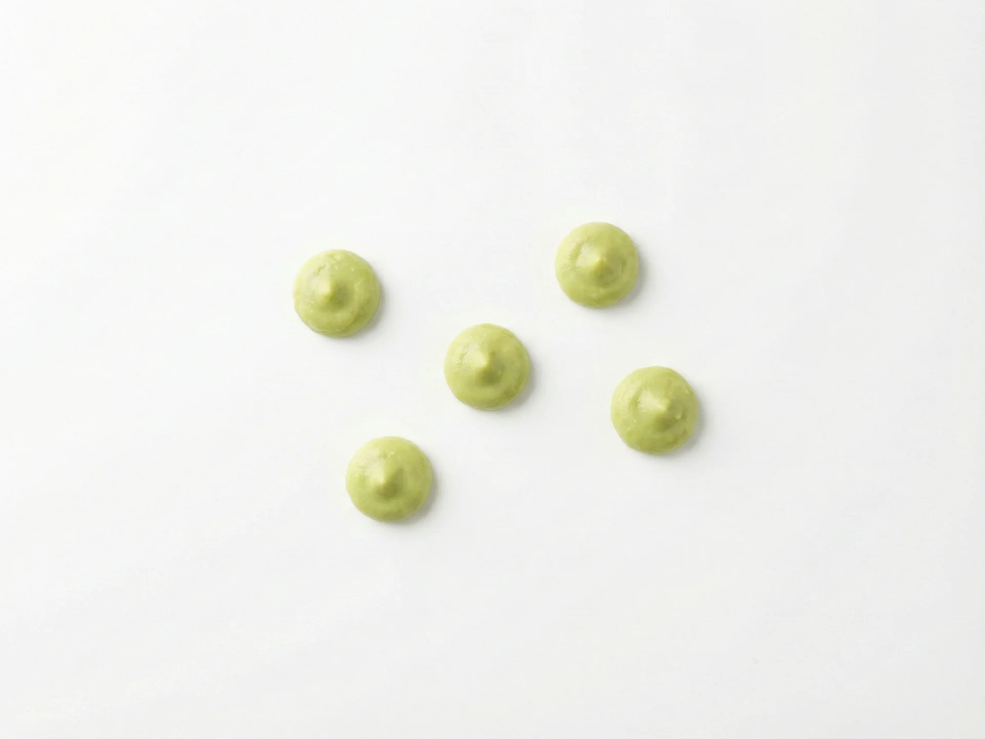 Para bebés de 6 a 12 meses, usa aceite de coco en cantidades muy pequeñas (aproximadamente 1/4 de cucharadita) mezclado en alimentos blandos y triturados como aguacate, plátano o cereales cocidos. Asegúrate de que esté completamente incorporado para evitar grumos grandes que puedan causar arcadas. También puedes cubrir ligeramente alimentos para comer con los dedos, como bastones de zanahoria al vapor, con una capa fina para añadir sabor y grasas saludables.