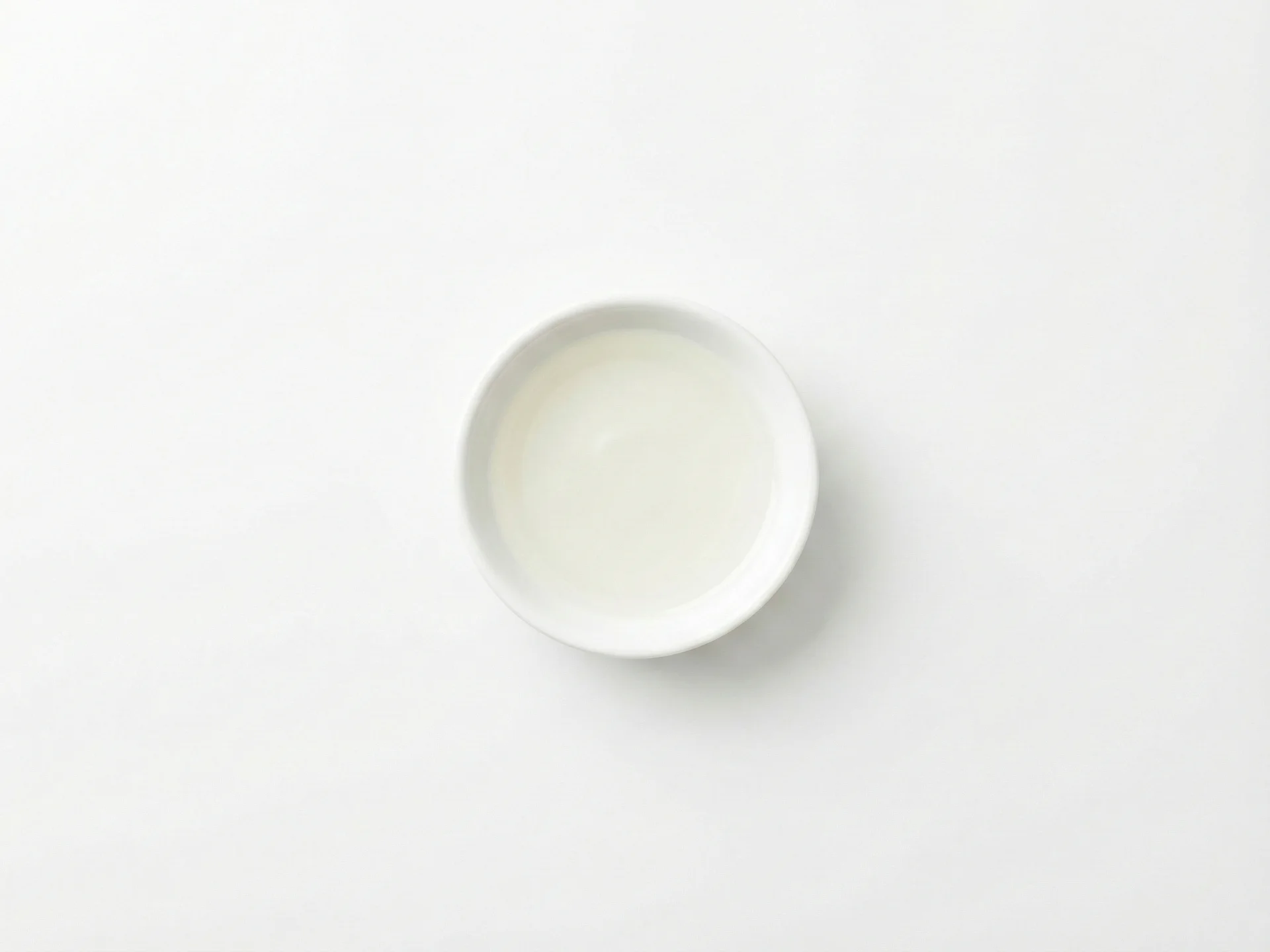Para niños pequeños de 12 meses en adelante, puedes aumentar el aceite de coco a 1/2-1 cucharadita por porción. Úsalo para cocinar platos como huevos revueltos, tortitas o verduras salteadas. También se puede rociar sobre granos cocidos o mezclar en batidos para añadir energía y nutrientes.