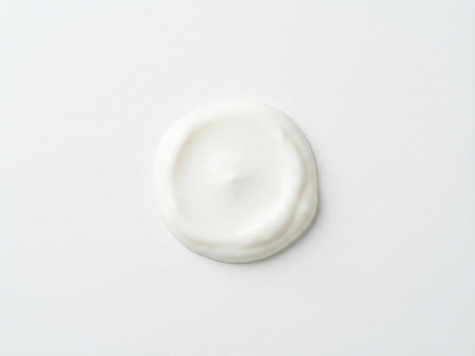Servez le yaourt de coco avec une consistance épaisse et facile à prendre pour aider votre bébé à pratiquer l'autonomie. Offrez-le sur une cuillère pré-remplie ou laissez-le tremper ses mains, et évitez les édulcorants ou les gros morceaux. La texture lisse est idéale pour les débutants qui développent encore leurs compétences de mastication.