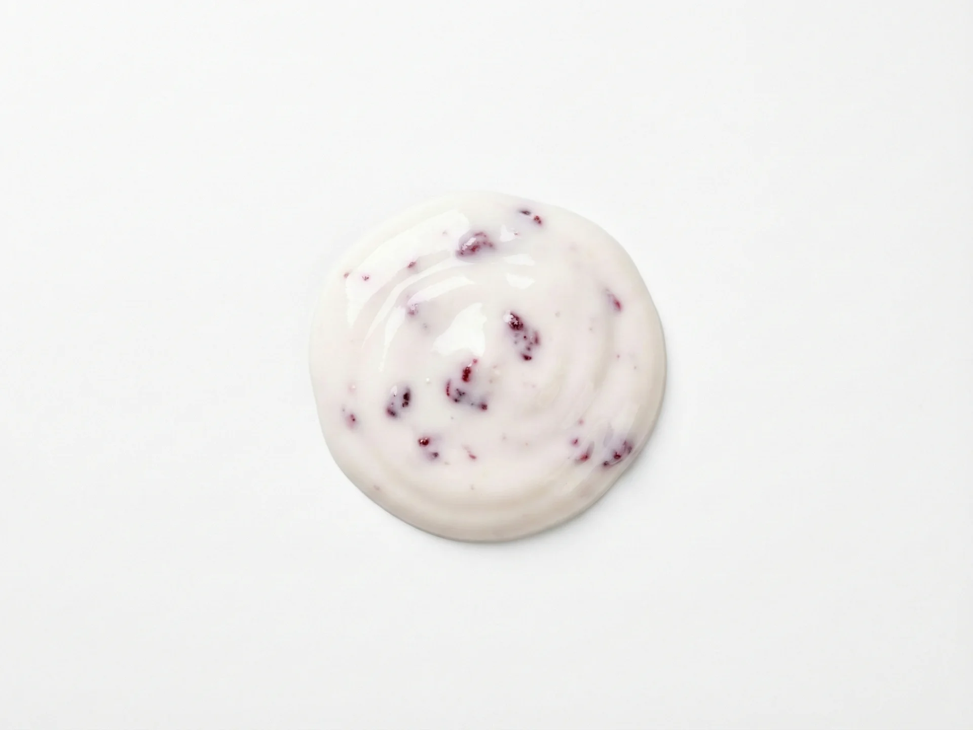 À mesure que la préhension en pince de votre bébé s'améliore, servez le yaourt de coco avec des ajouts mous comme des baies écrasées ou des fruits finement coupés pour ajouter de la texture et des nutriments. Vous pouvez aussi l'utiliser comme trempette pour des légumes tendres ou l'étaler sur des craquelins. Encouragez l'autonomie avec des ustensiles pour développer la coordination.