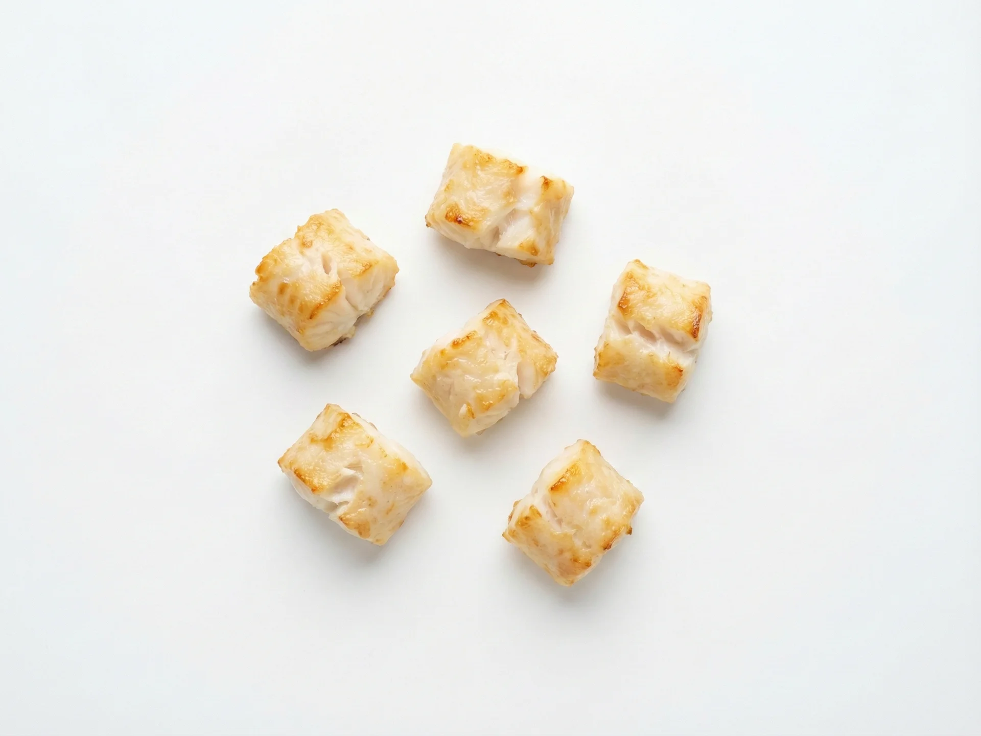 Maluchy mogą cieszyć się dorszem przygotowanym w bardziej zróżnicowany sposób, w tym w formie kotlecików rybnych, pieczonych filetów lub wymieszanego z daniami makaronowymi. Kontynuuj dokładne gotowanie i usuwanie ości, możesz wprowadzić łagodne przyprawy, jak zioła lub sok z cytryny.