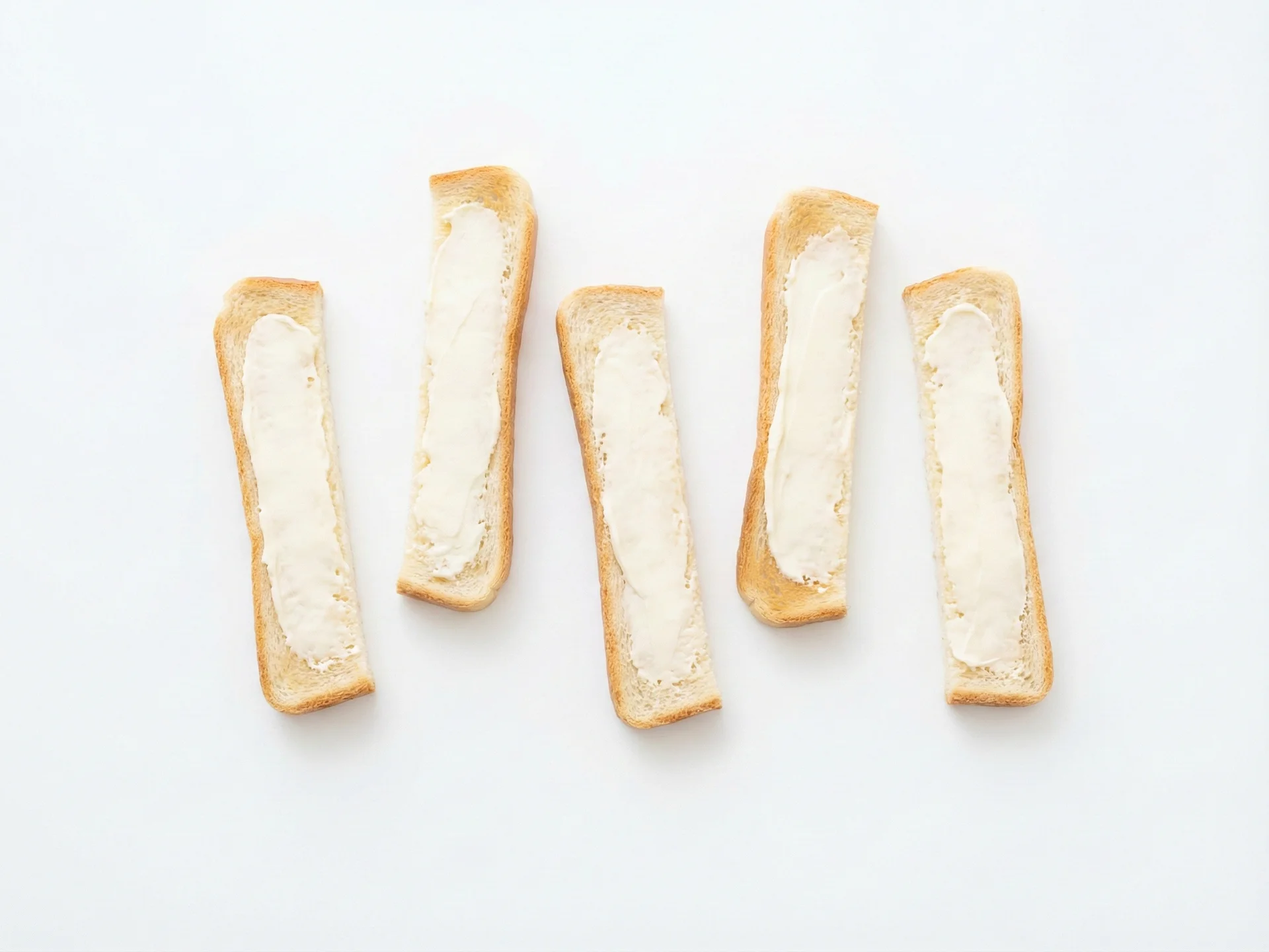 Für Babys von 8-12 Monaten streichen Sie eine dünne Schicht Frischkäse auf leicht getoastete Brotstreifen oder weiche Kekse. Sie können ihn auch in püriertes Gemüse wie Süßkartoffel oder Avocado mischen, um Cremigkeit zu verleihen. Achten Sie darauf, dass die Stücke groß genug zum Greifen sind (etwa so groß wie zwei Erwachsenenfinger).