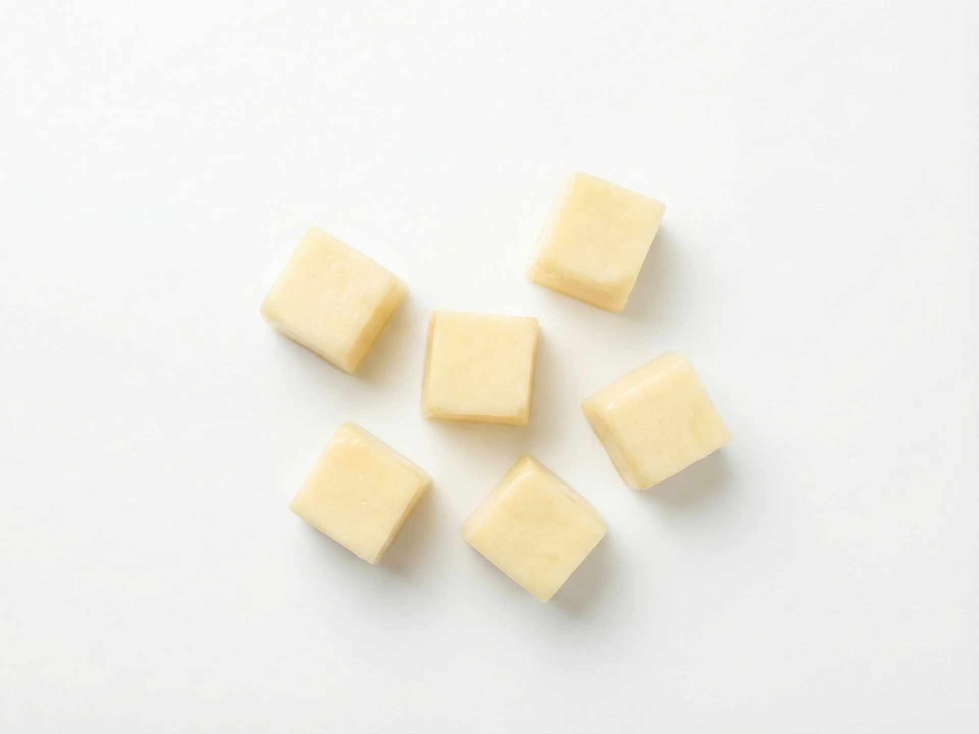 Für Babys ab 9 Monaten können Sie Cupuacu in weichen, greifbaren Stücken oder als dickeren Brei anbieten. Die cremige Textur der Frucht erleichtert es Babys, sie aufzunehmen und selbst zu essen. Achten Sie weiterhin darauf, dass Kerne entfernt sind und die Frucht reif ist.